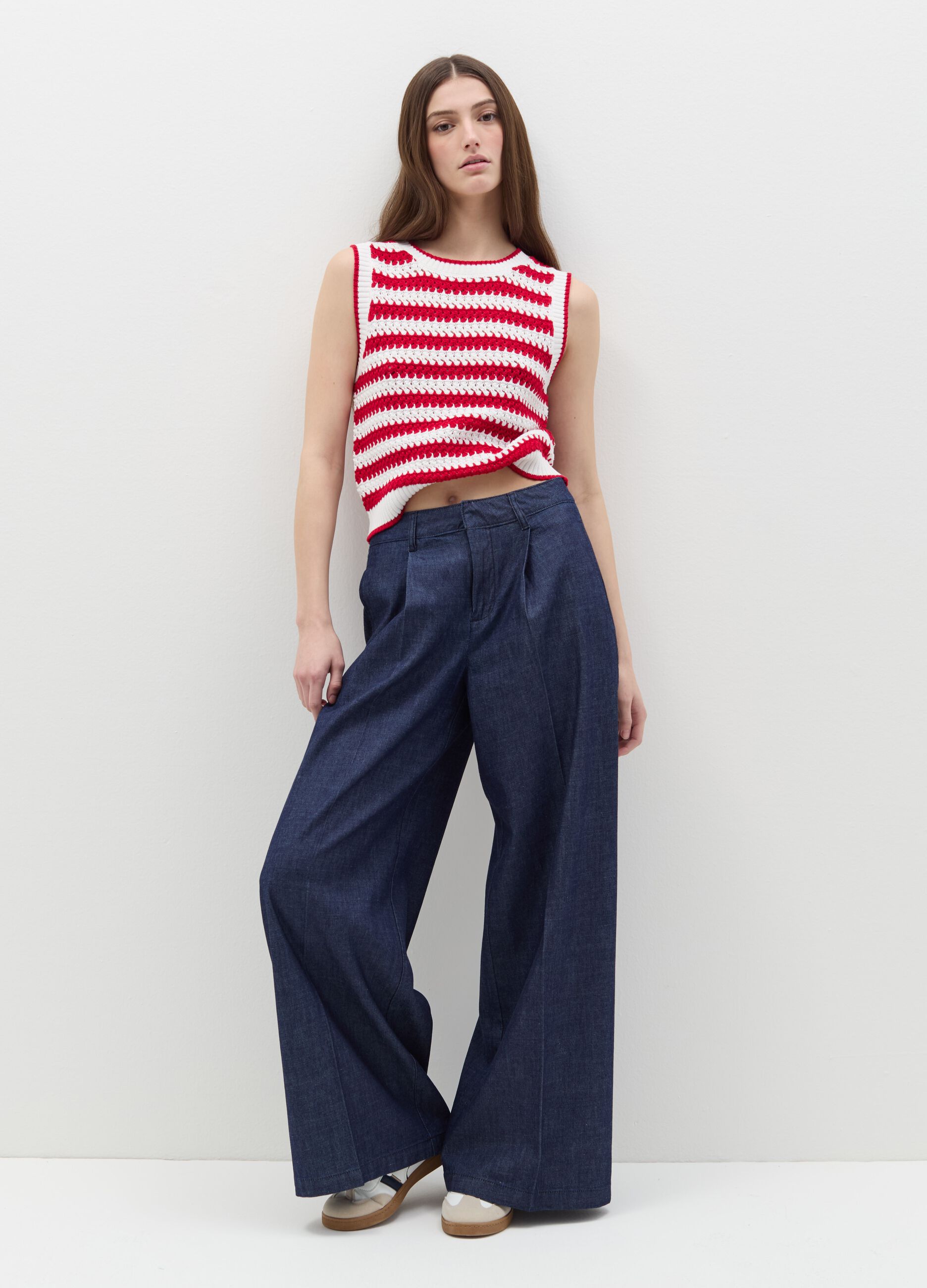 Wide-leg fluid trousers with darts
