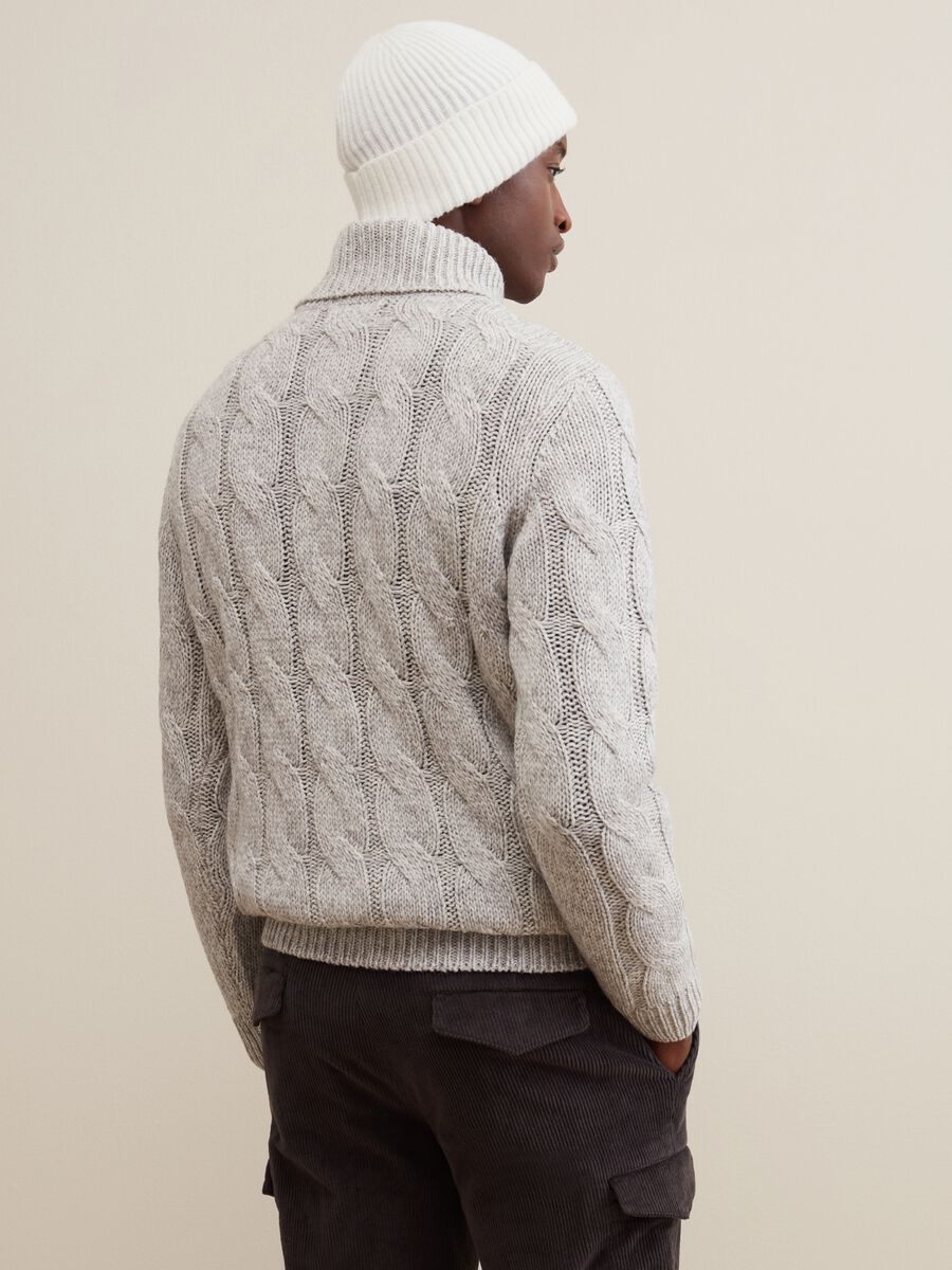 Pullover con lavorazione a trecce bicolore_2