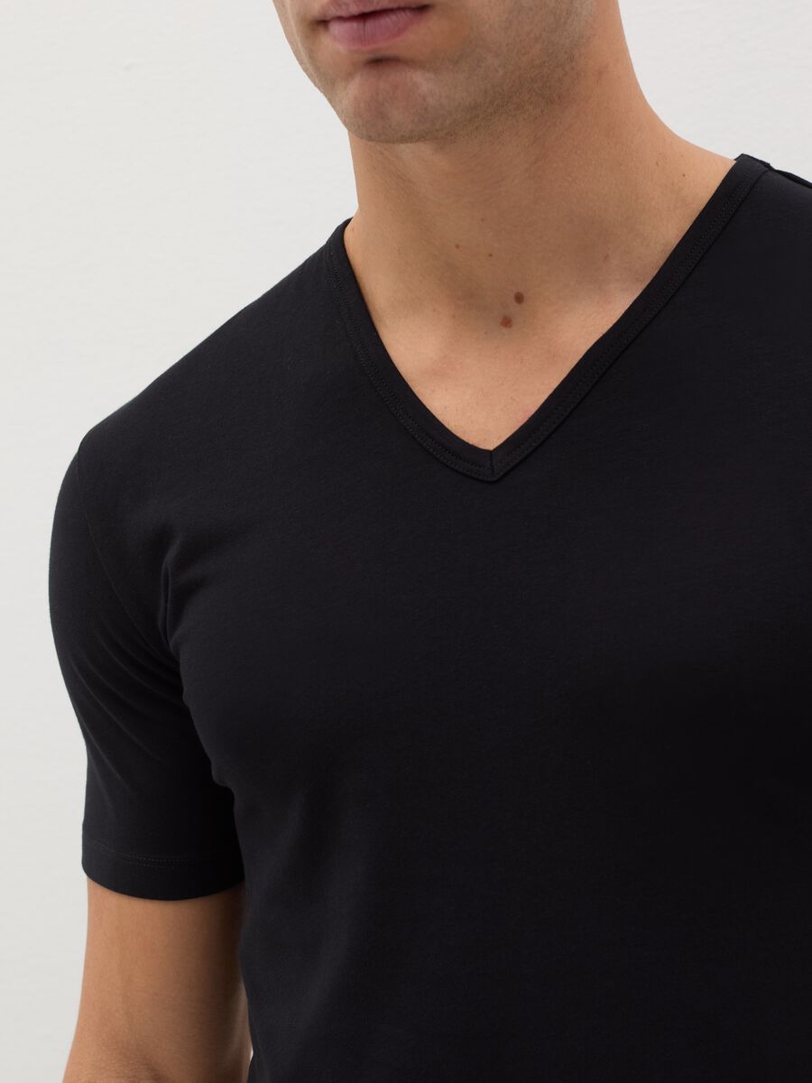 Two-pack organic cotton undershirts with V neck_2