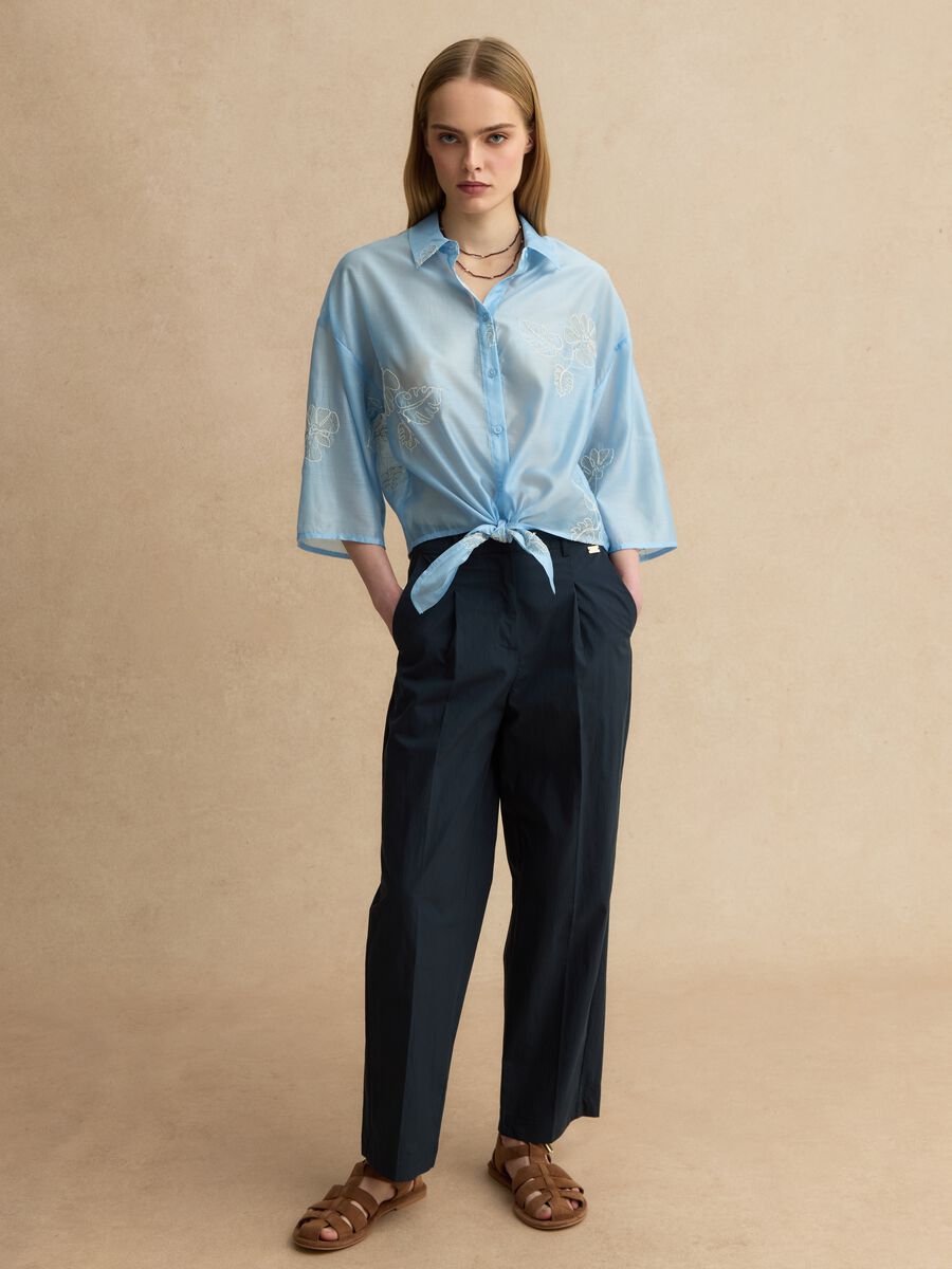 Camicia in misto lyocell azzurra regular fit con ricami floreali_2