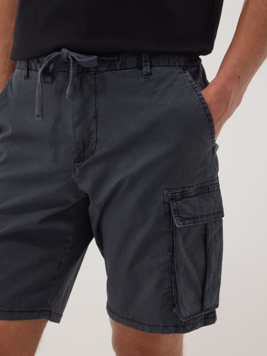 Blue stretch cotton cargo Bermuda shorts_3