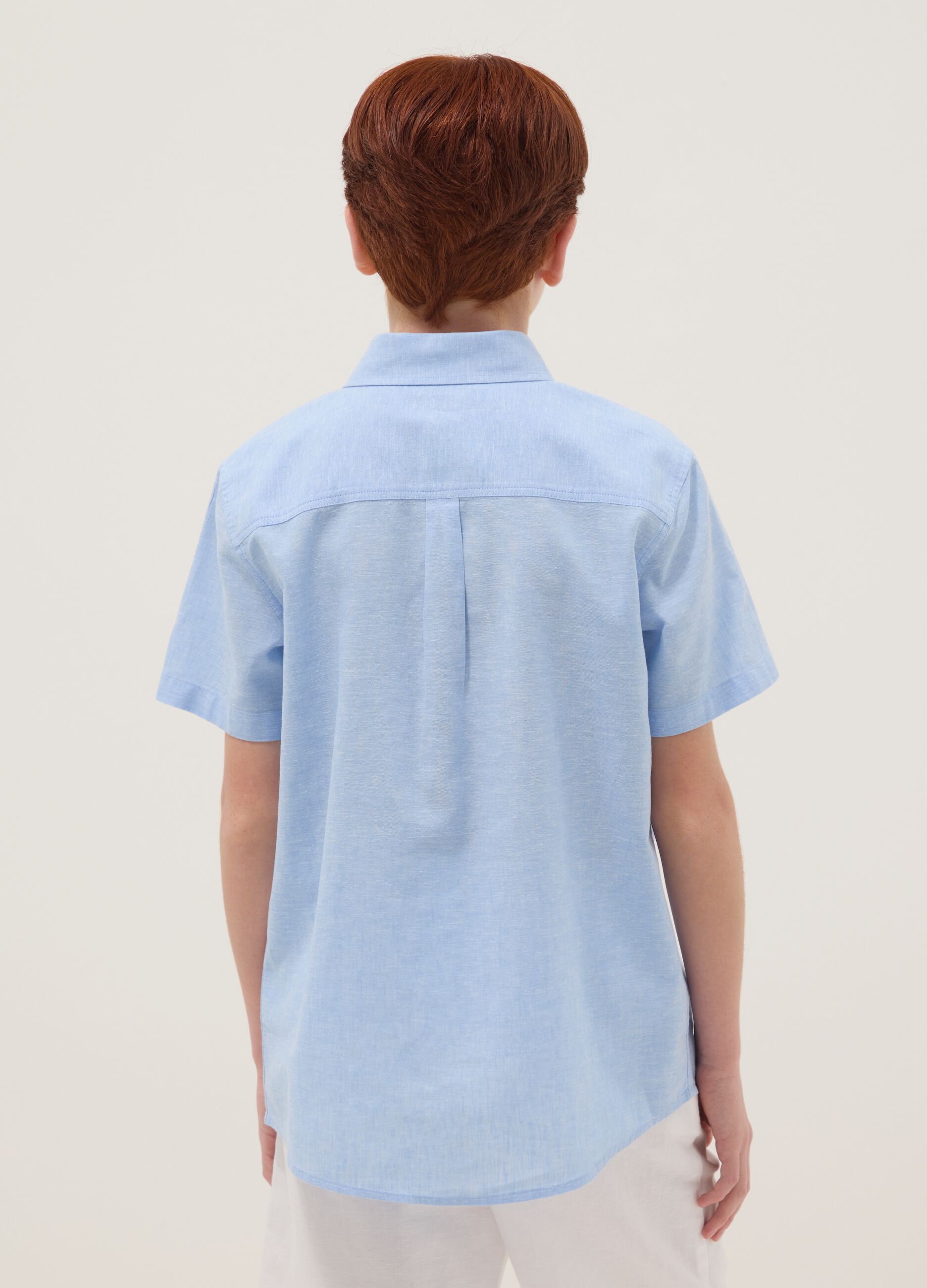 Boys&rsquo; light blue short-sleeve linen-cotton blend shirt, regular fit