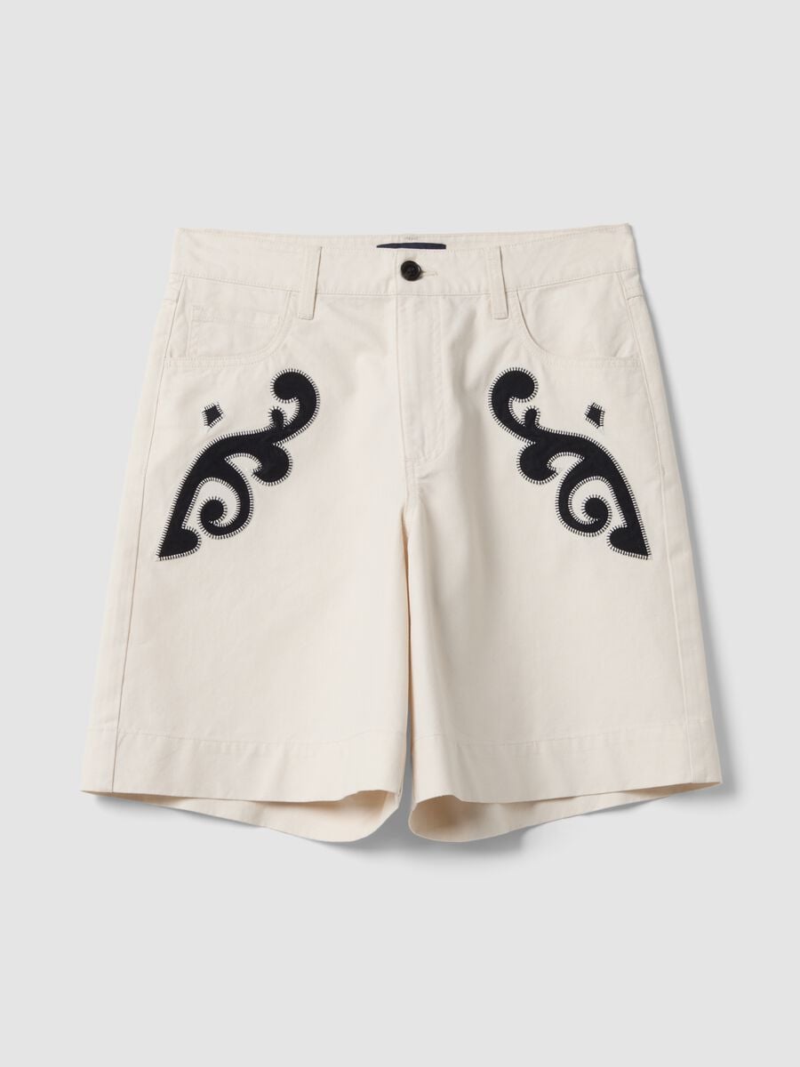 Shorts bianchi in misto lino e lyocell con ricami a contrasto regular fit_0