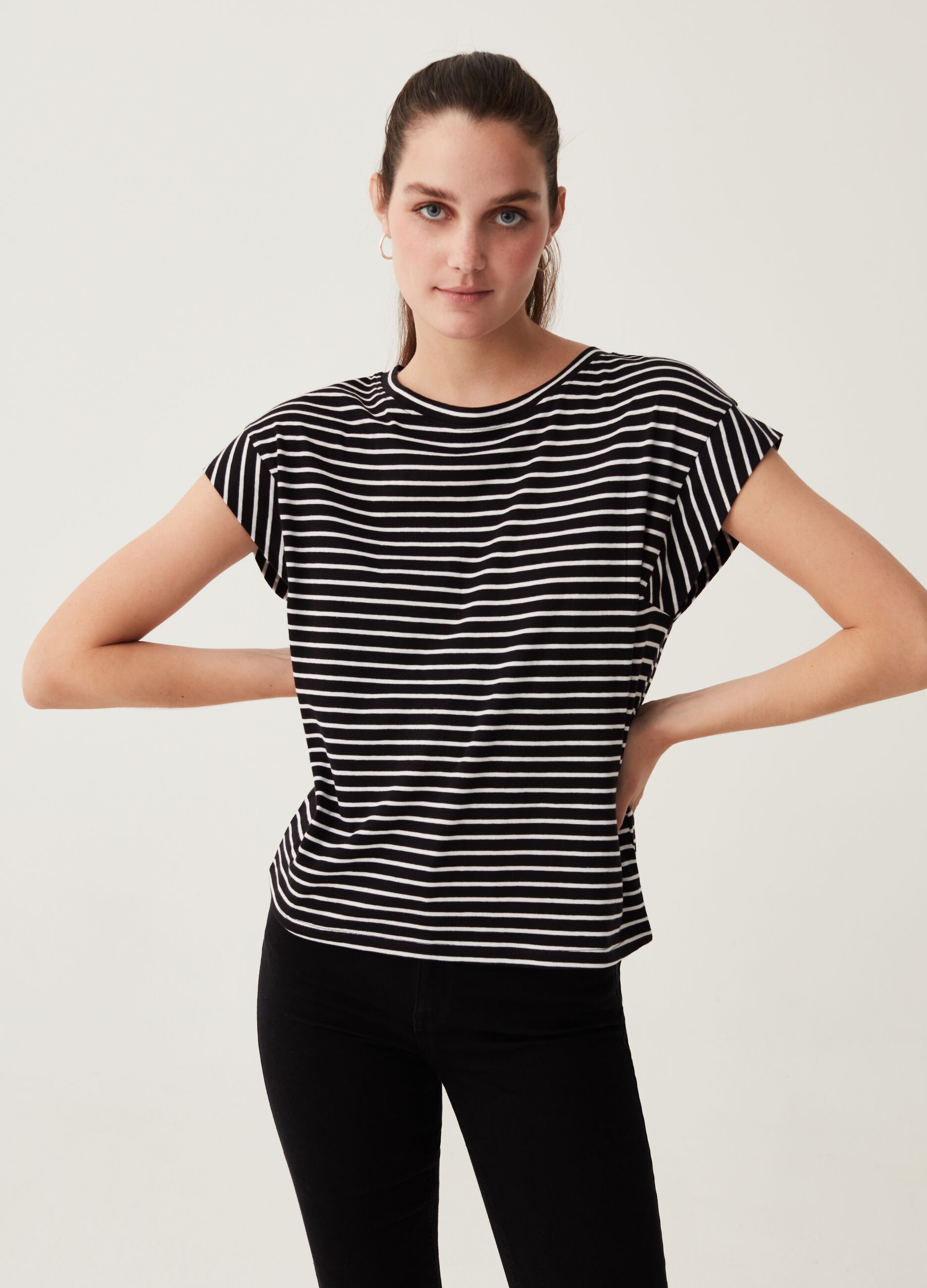 T-shirt maniche a kimono e stampa all-over