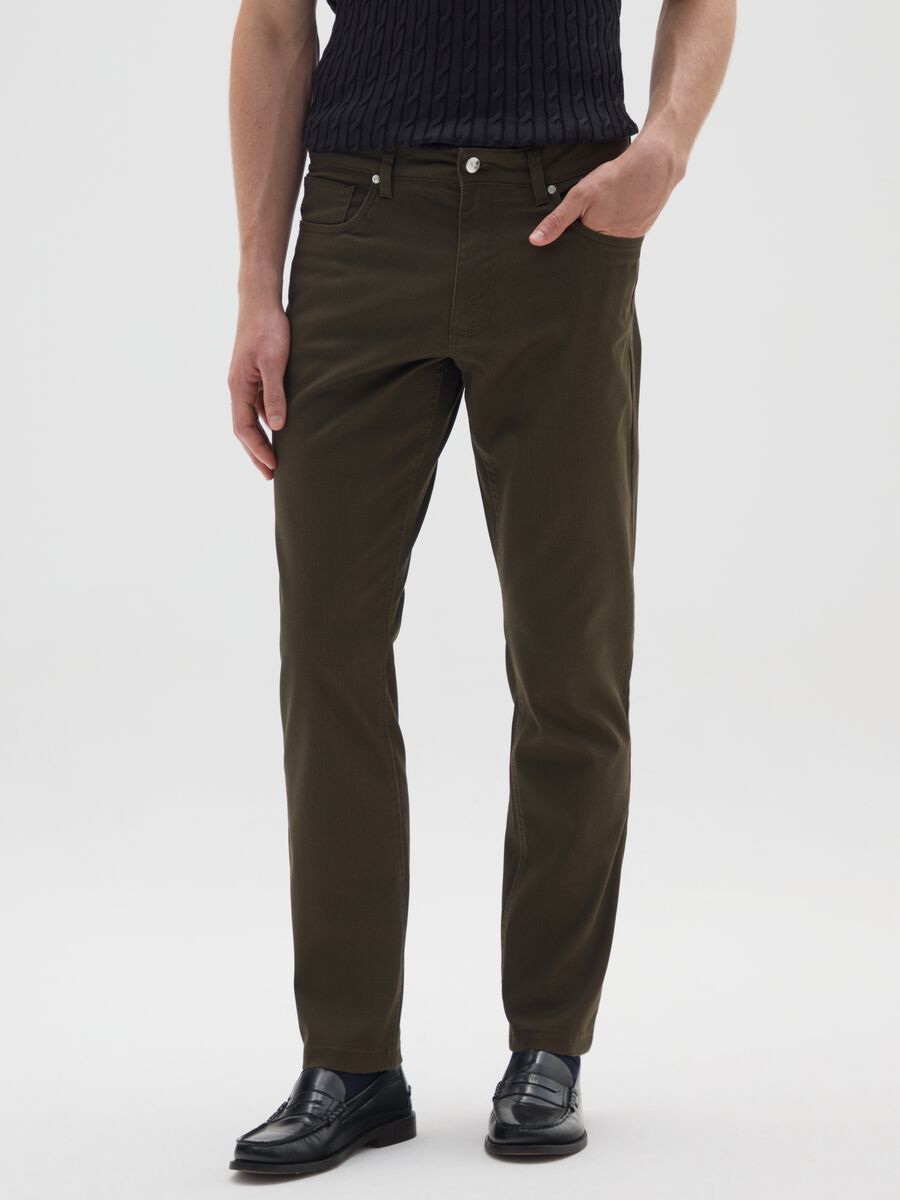 Pantaloni marroni slim fit con cinque tasche_1