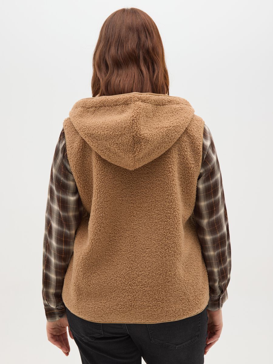 Gilet marrone regular fit con zip e cappuccio_2