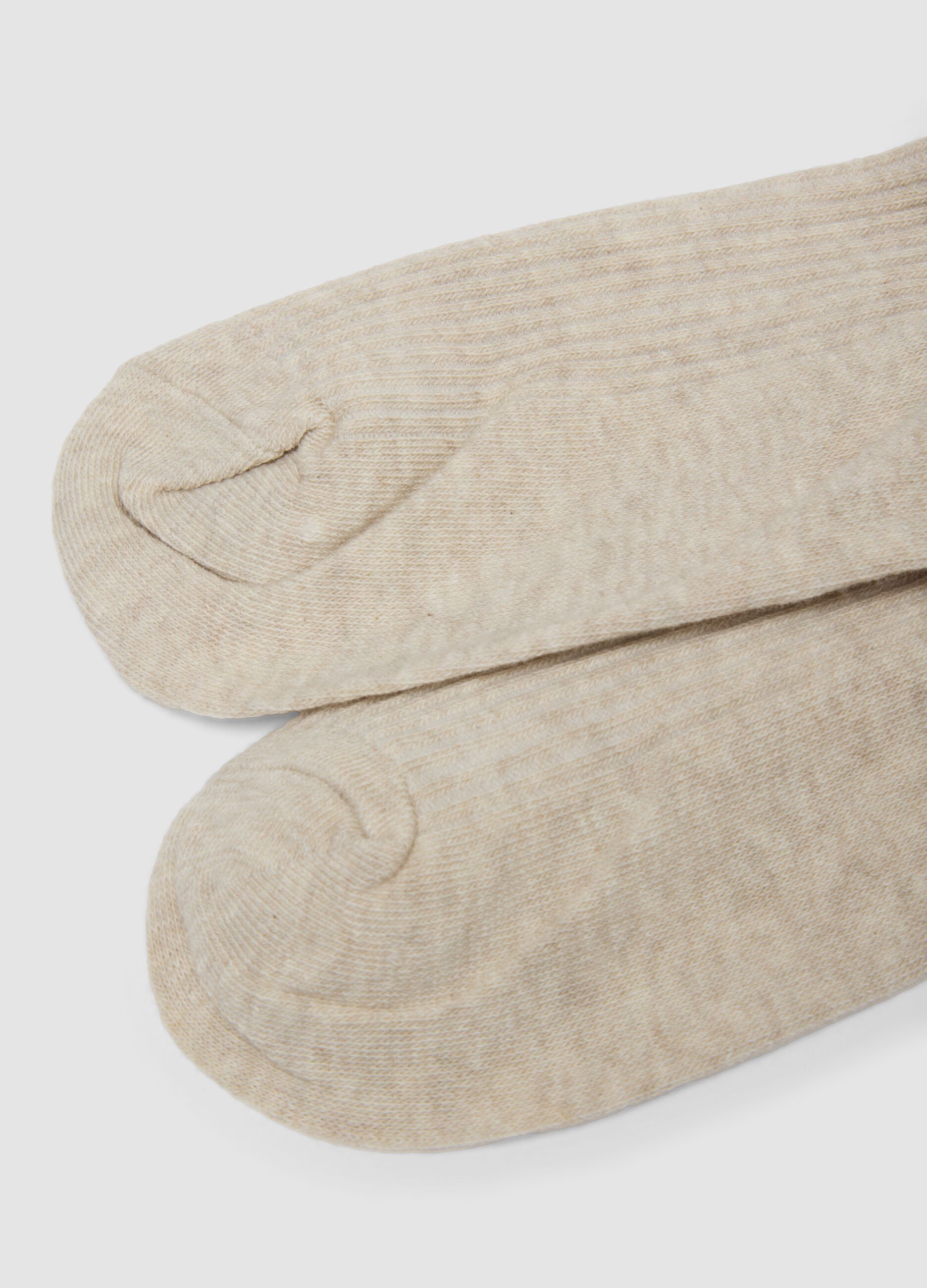 Beige ribbed knee-high socks in organic cotton blend