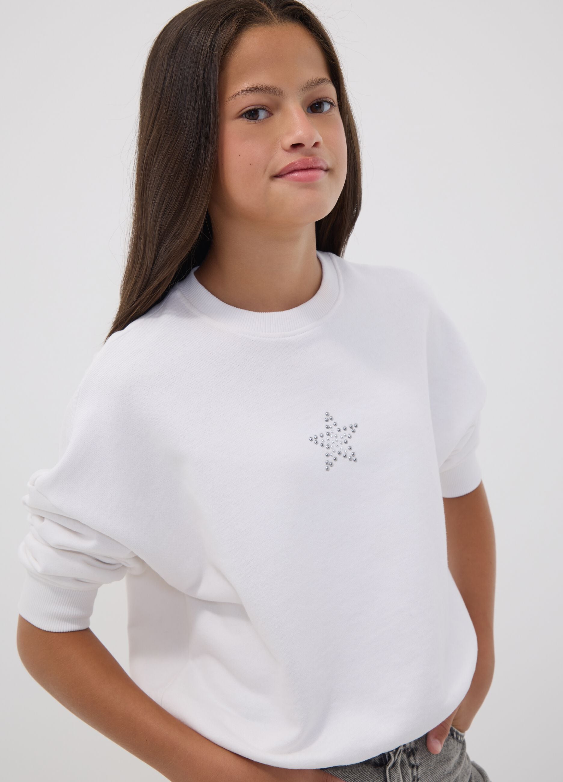 White oversized pure cotton sweatshirt with stars for girls