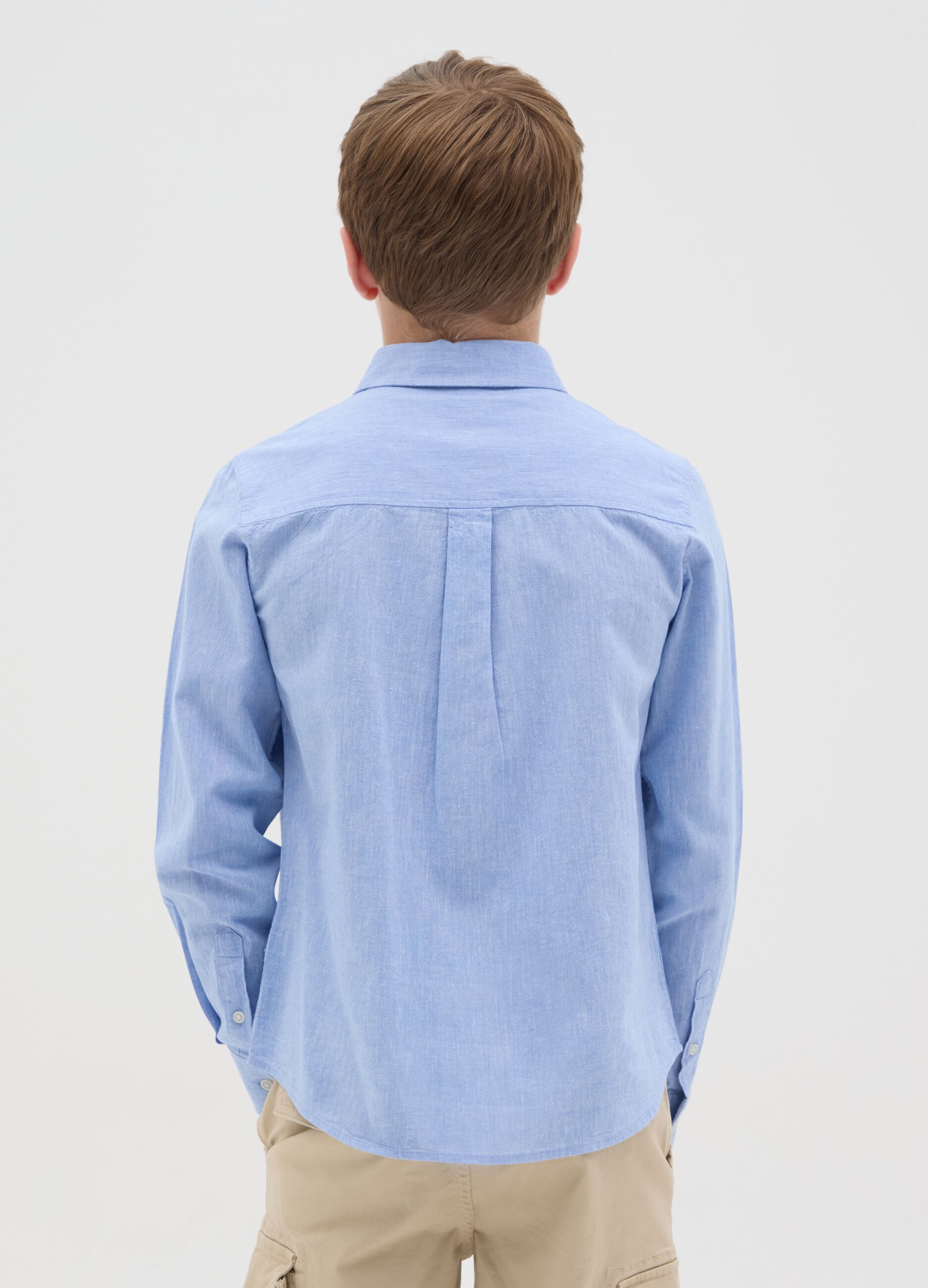 Boys’ regular-fit light blue shirt in cotton and linen blend