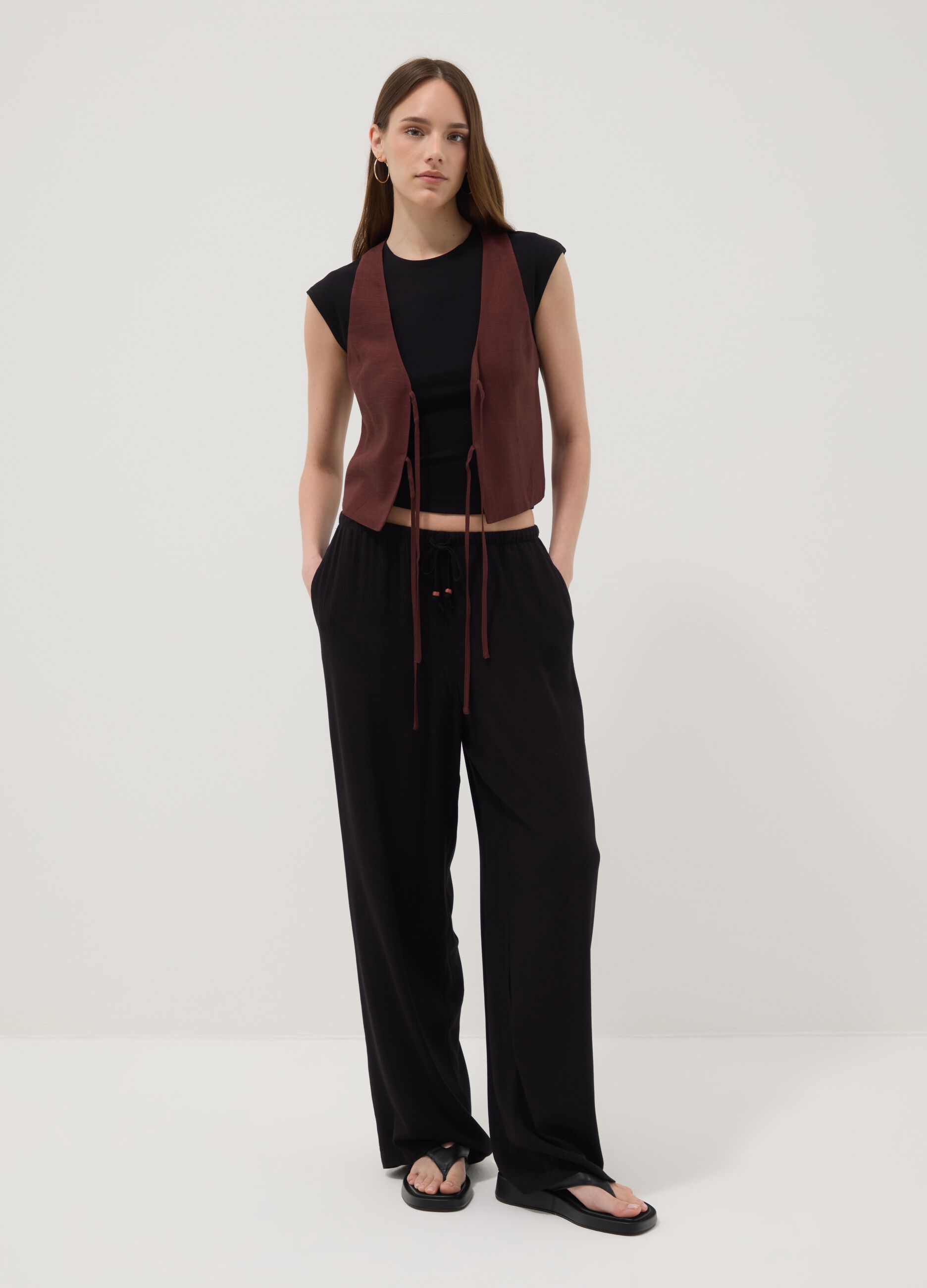 Gilet marrone in misto viscosa e lino regular fit