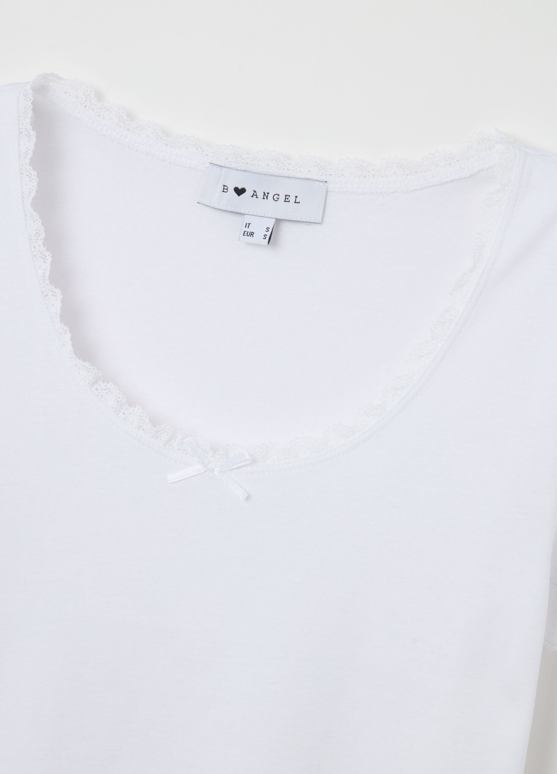 T-shirt with round neck, lace and bow