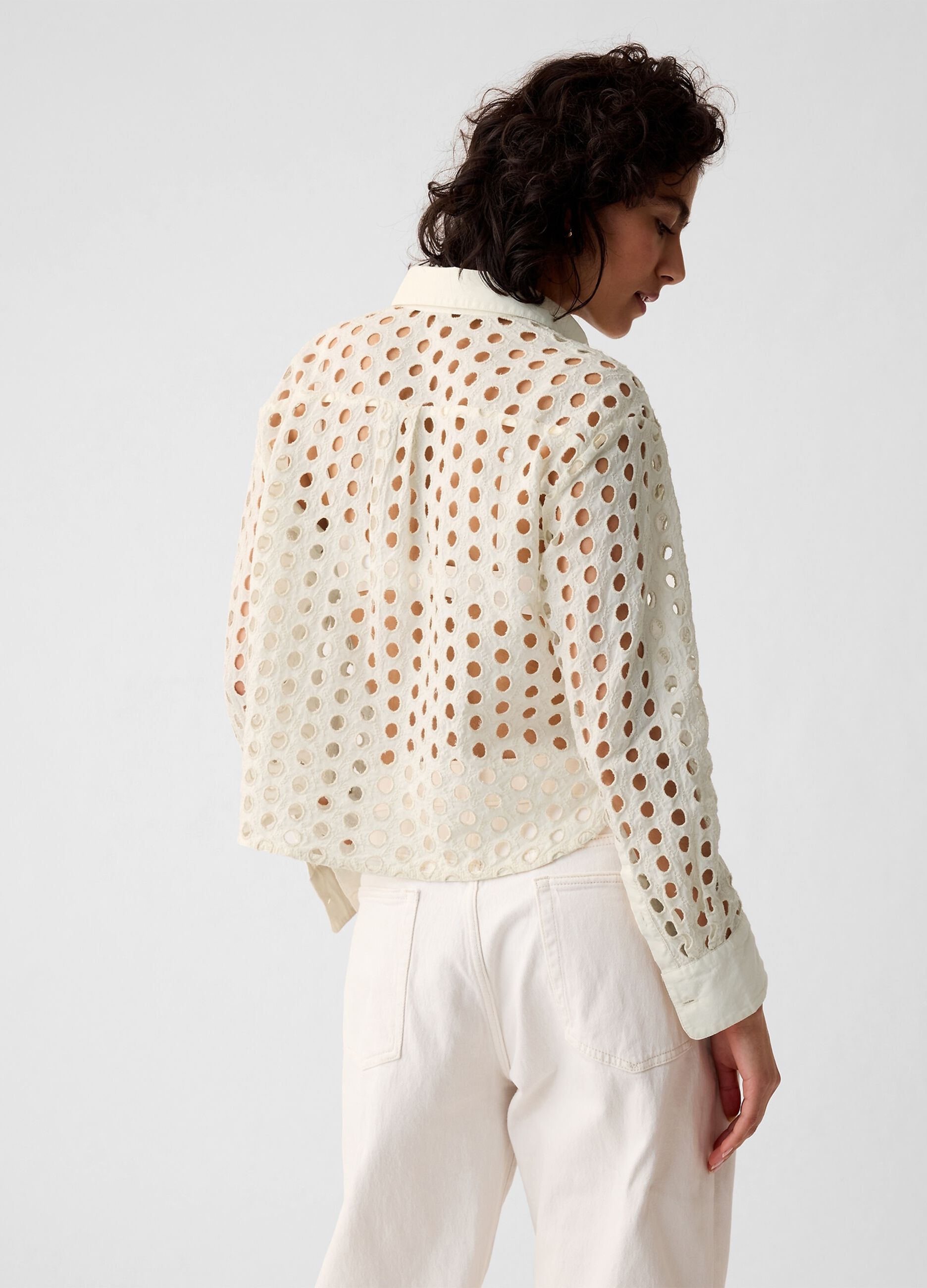 Camicia cropped con dettagli traforati