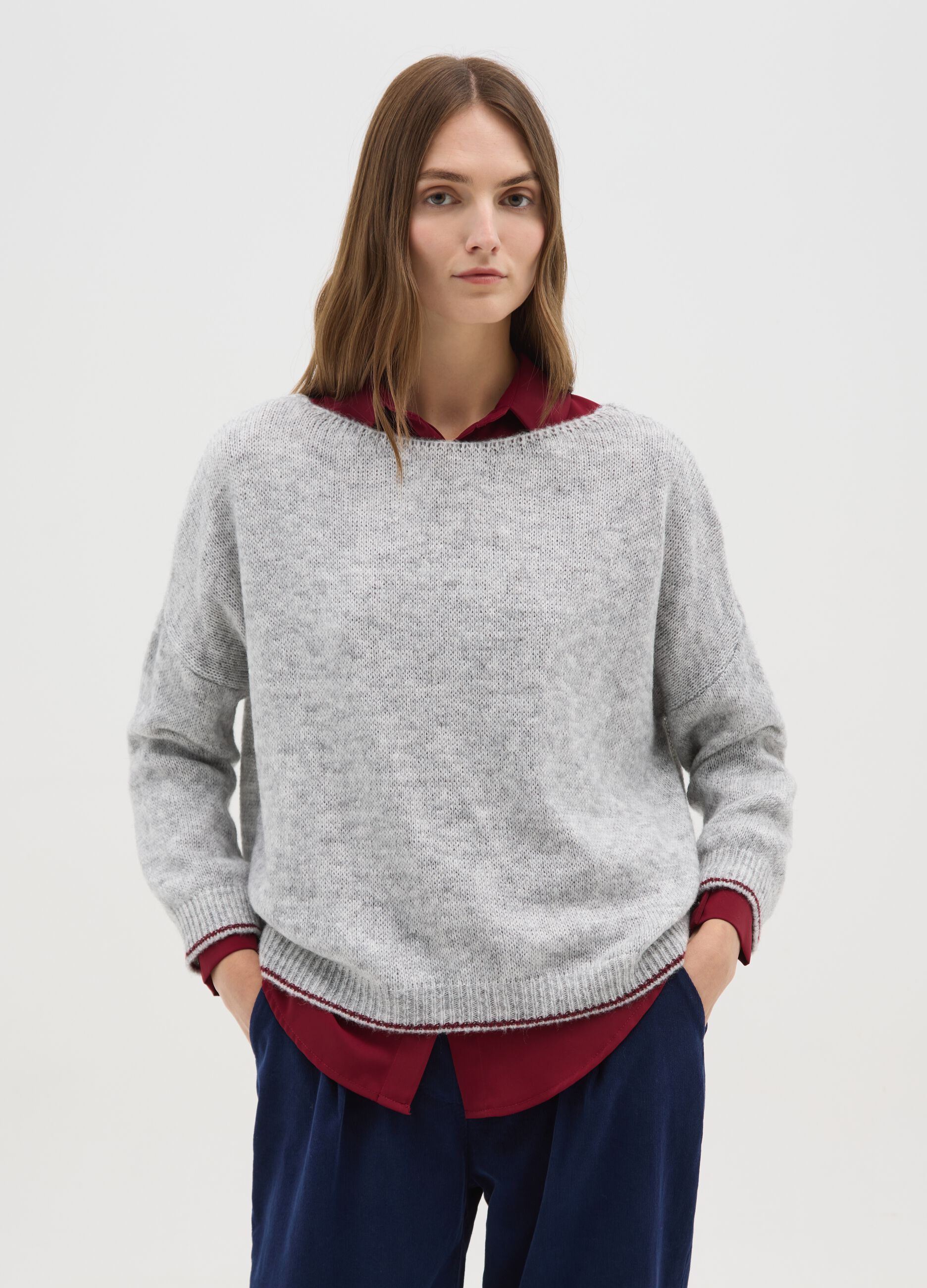 Grey jumper with round neckline and contrast trim