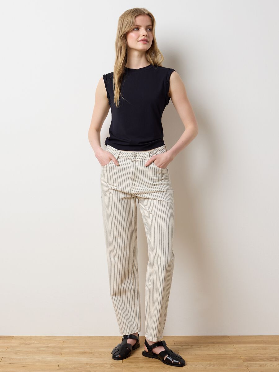 Black vest with rolled detail_2