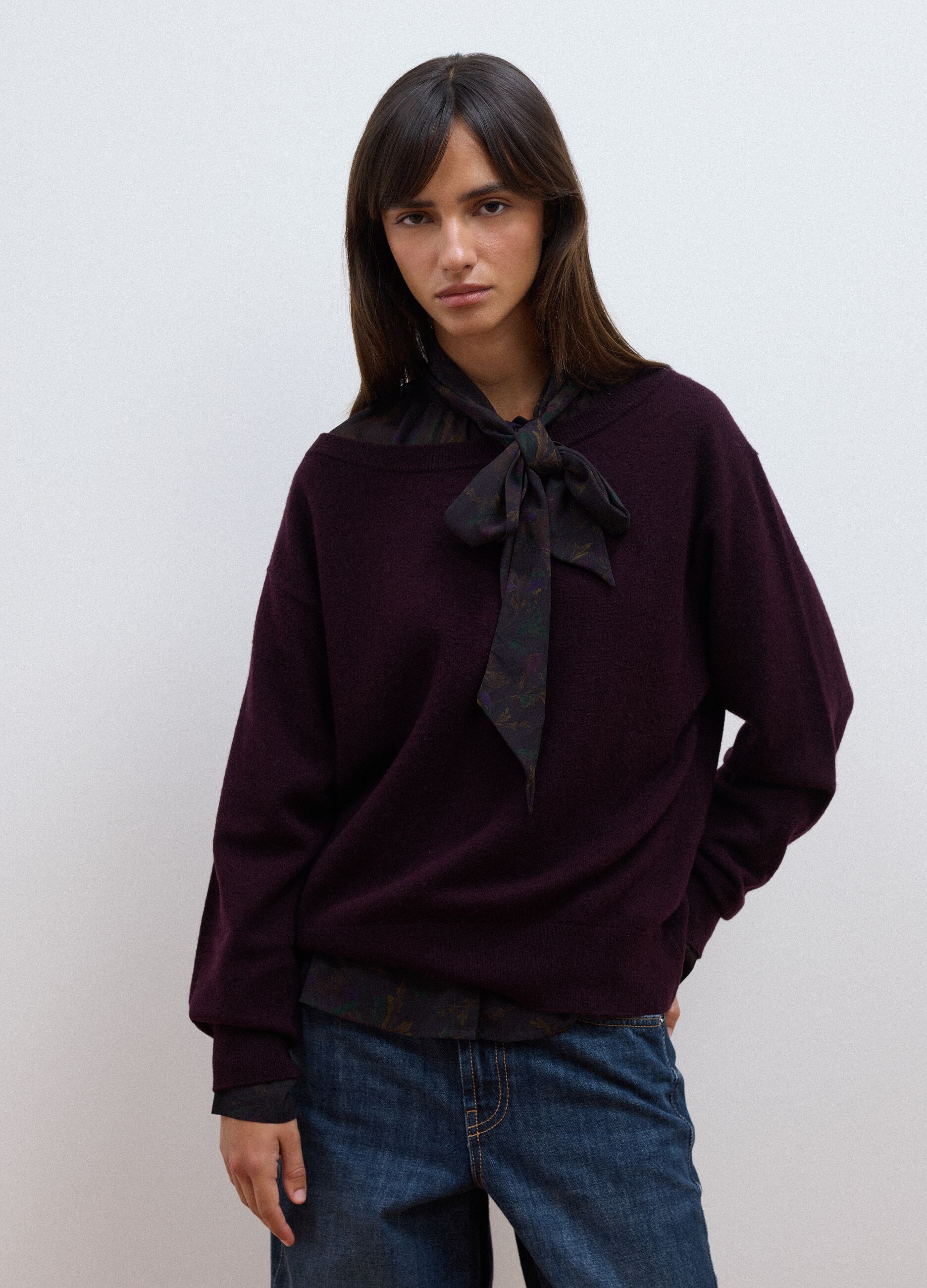 Maglia viola in pura lana con scollo a barchetta