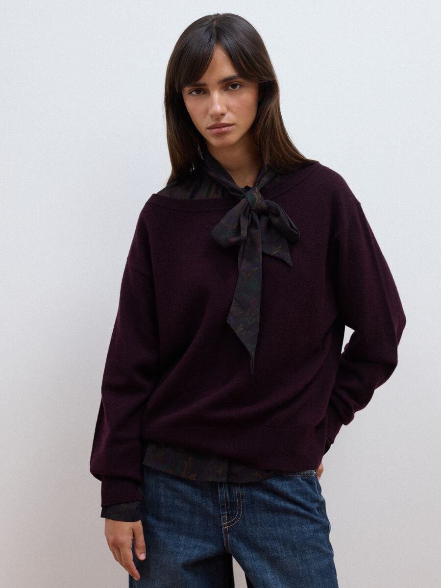 Maglia viola in pura lana con scollo a barchetta_1
