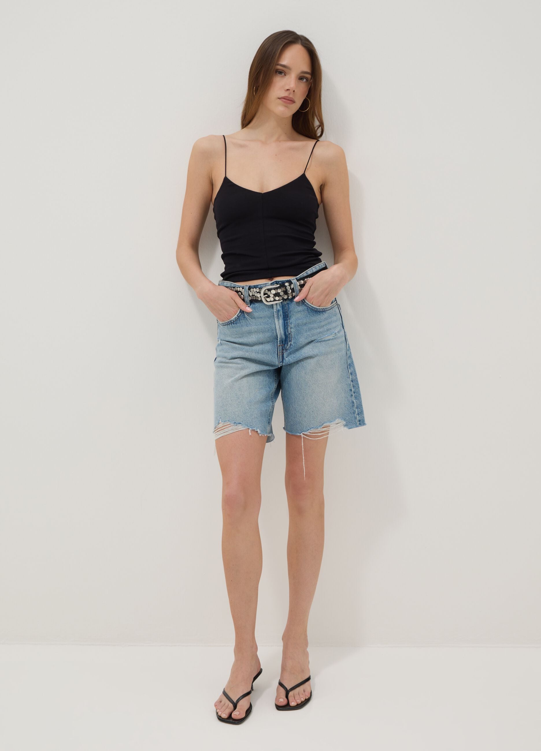 Tank top nero in cotone elasticizzato con spalline sottili fitted