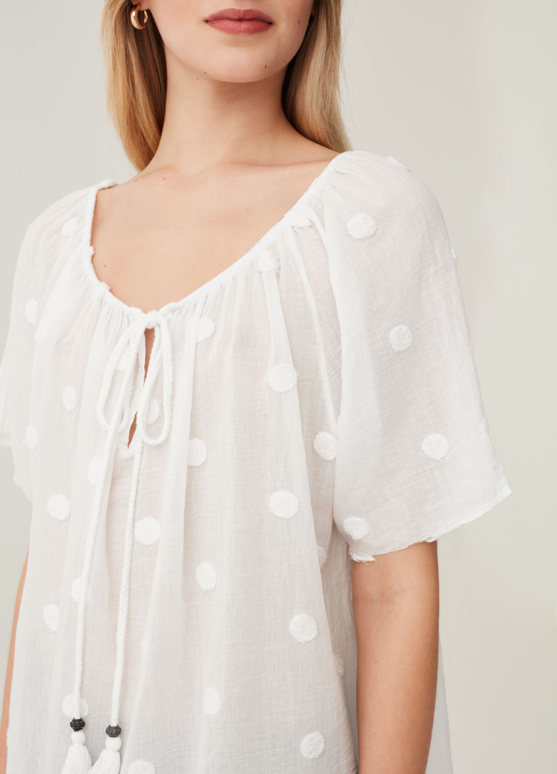 Blusa con ricamo a pois Hybrid_3
