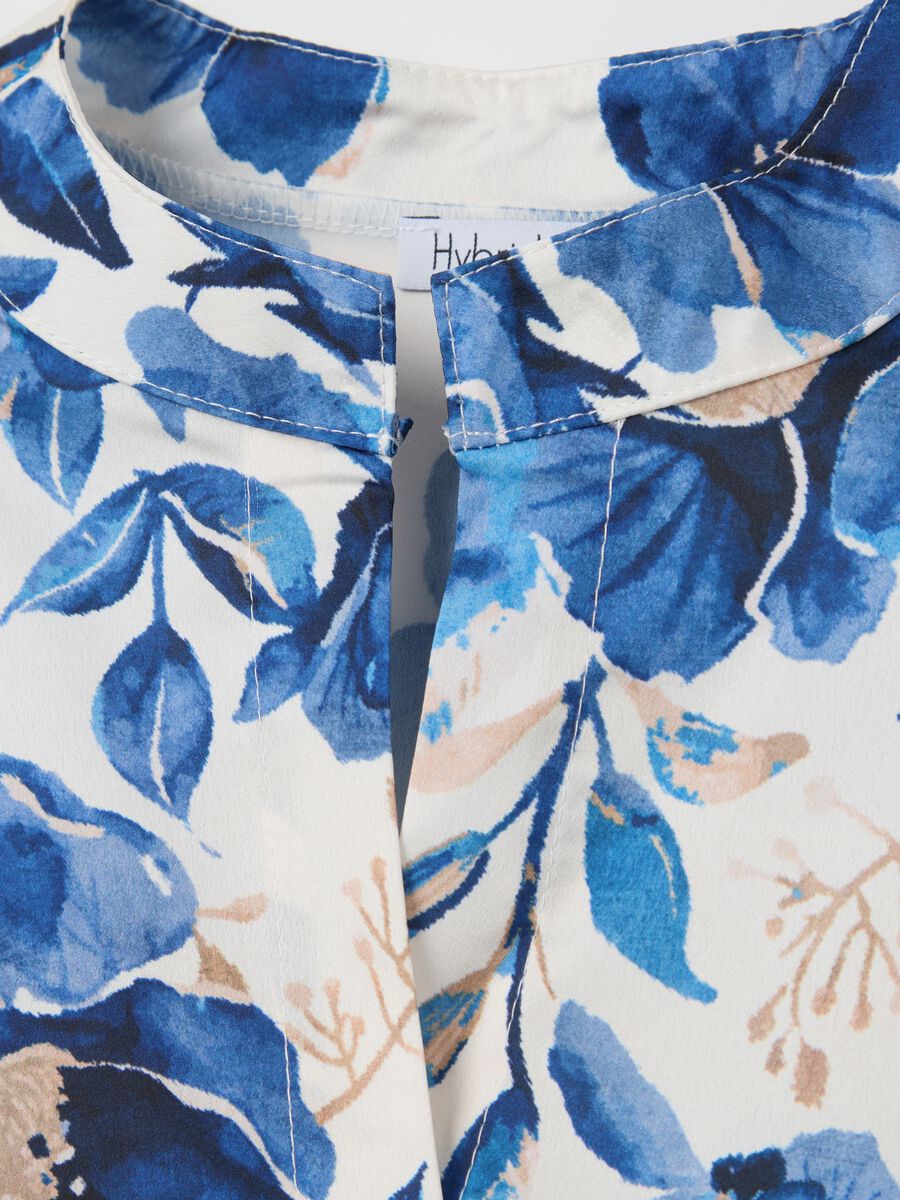 White and blue floral blouse with kimono sleeves_5