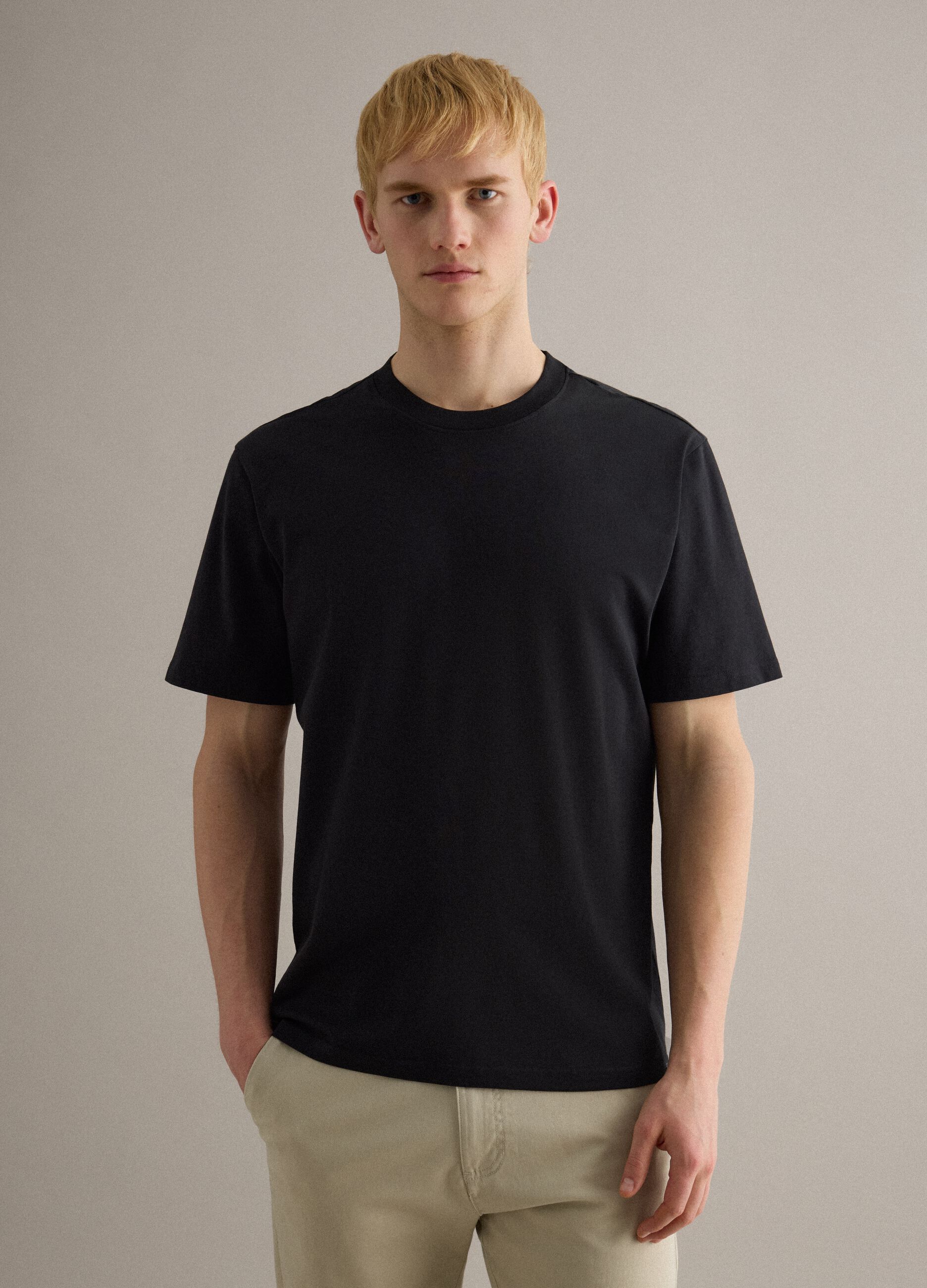 Men's black crew neck t-shirt in pure cotton, relaxed fit