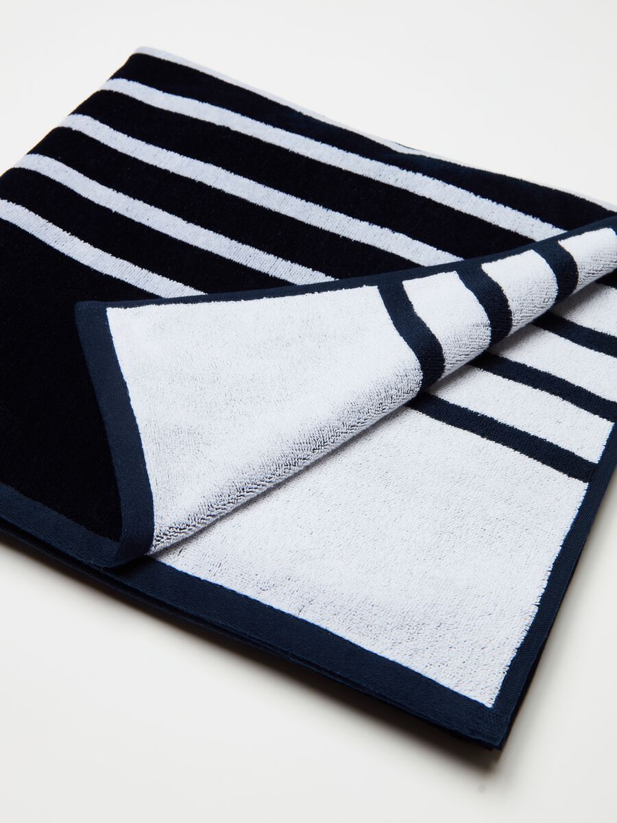 Beach towel with thin striped print_1