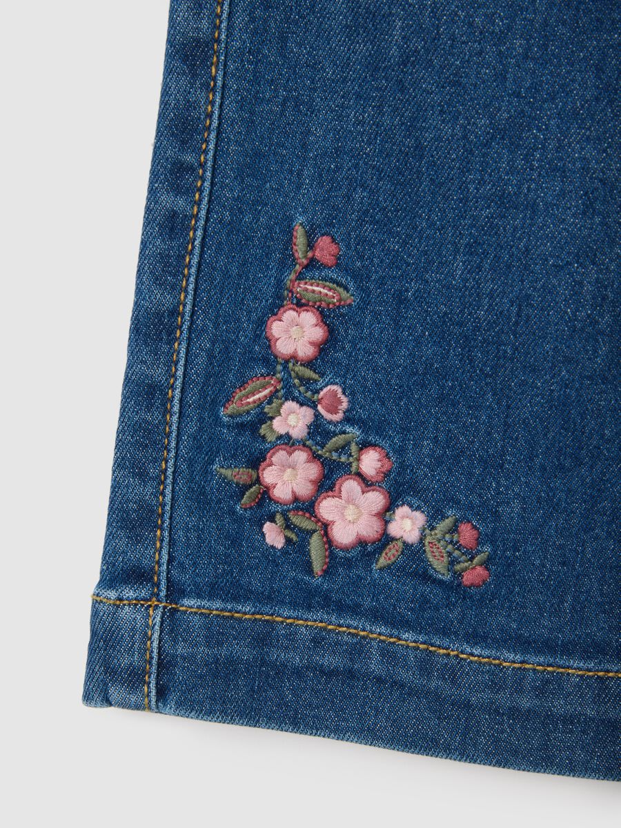 Pantaloni wide leg blu da bimba in denim con ricami_2
