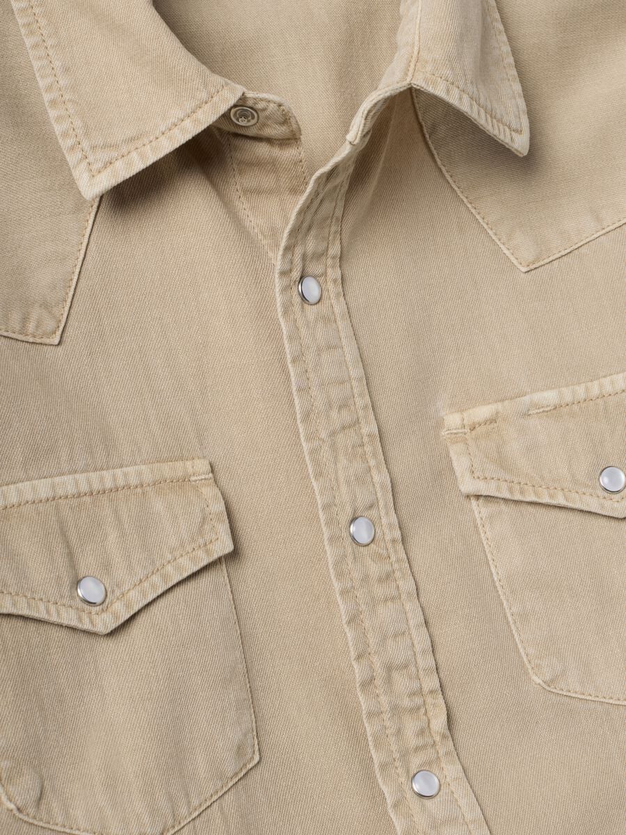 Camicia beige in puro cotone con bottoni a pressione regular fit_2