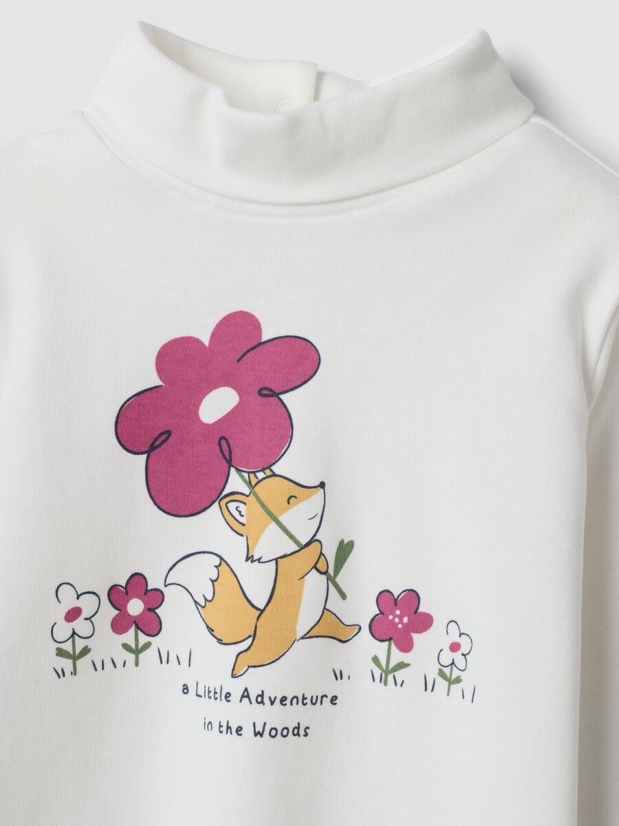Maglietta bianca in puro cotone organico con stampa fiori_2