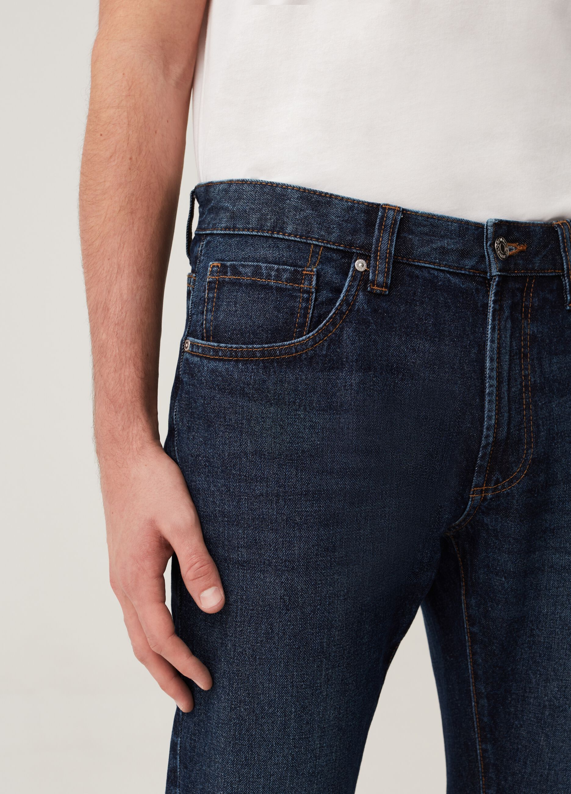 Regular fit jeans with discolouring