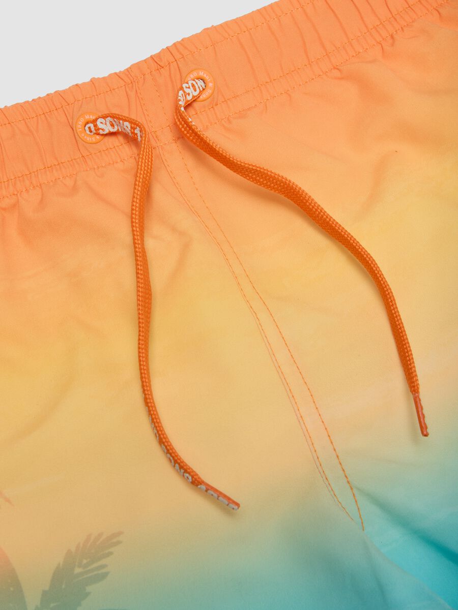 Boxer da mare multicolor sfumato da bambino con stampa tropicale_3