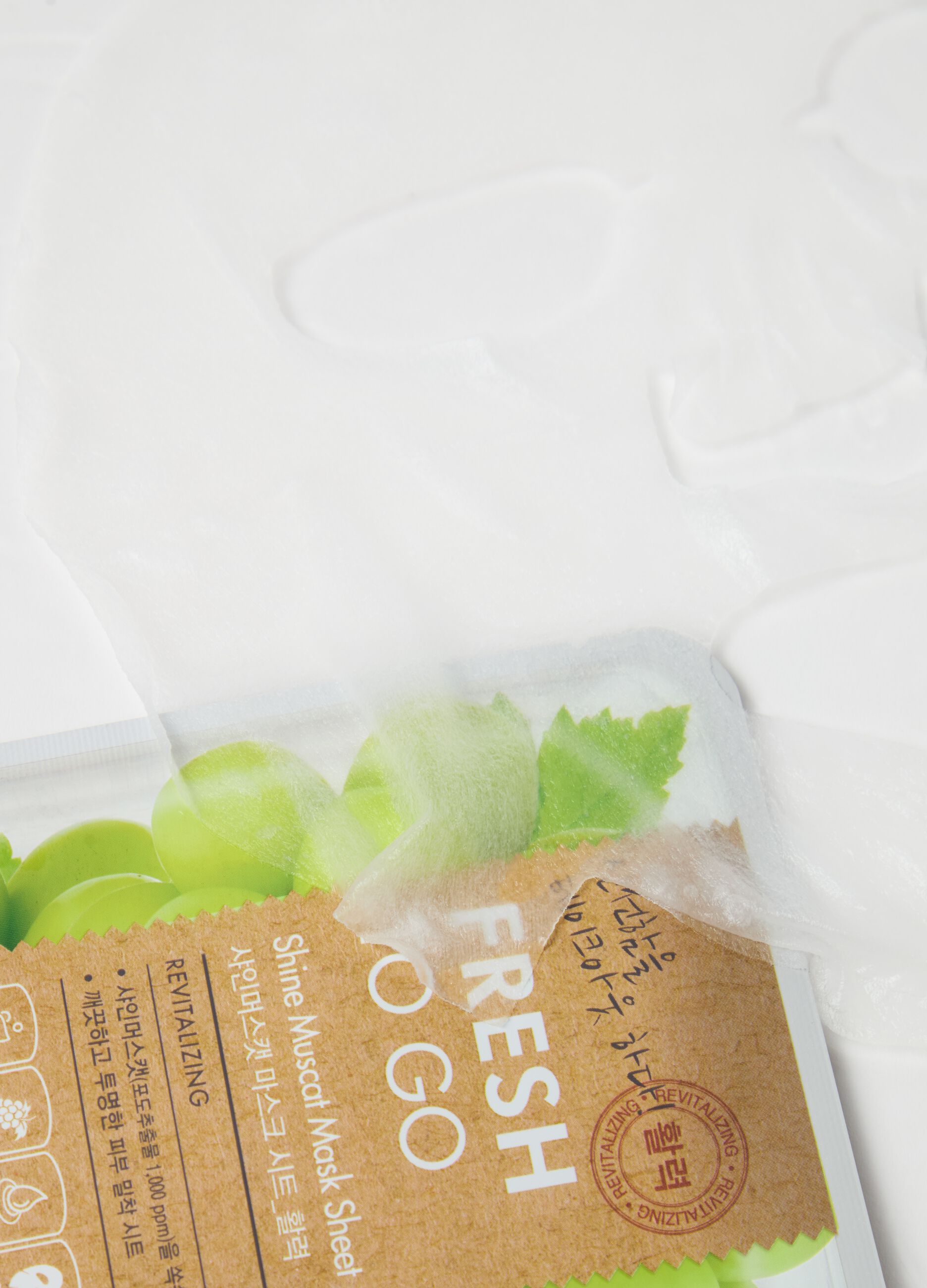 Revitalising fabric mask with high-quality shine muscat grape extract - Korean skincare