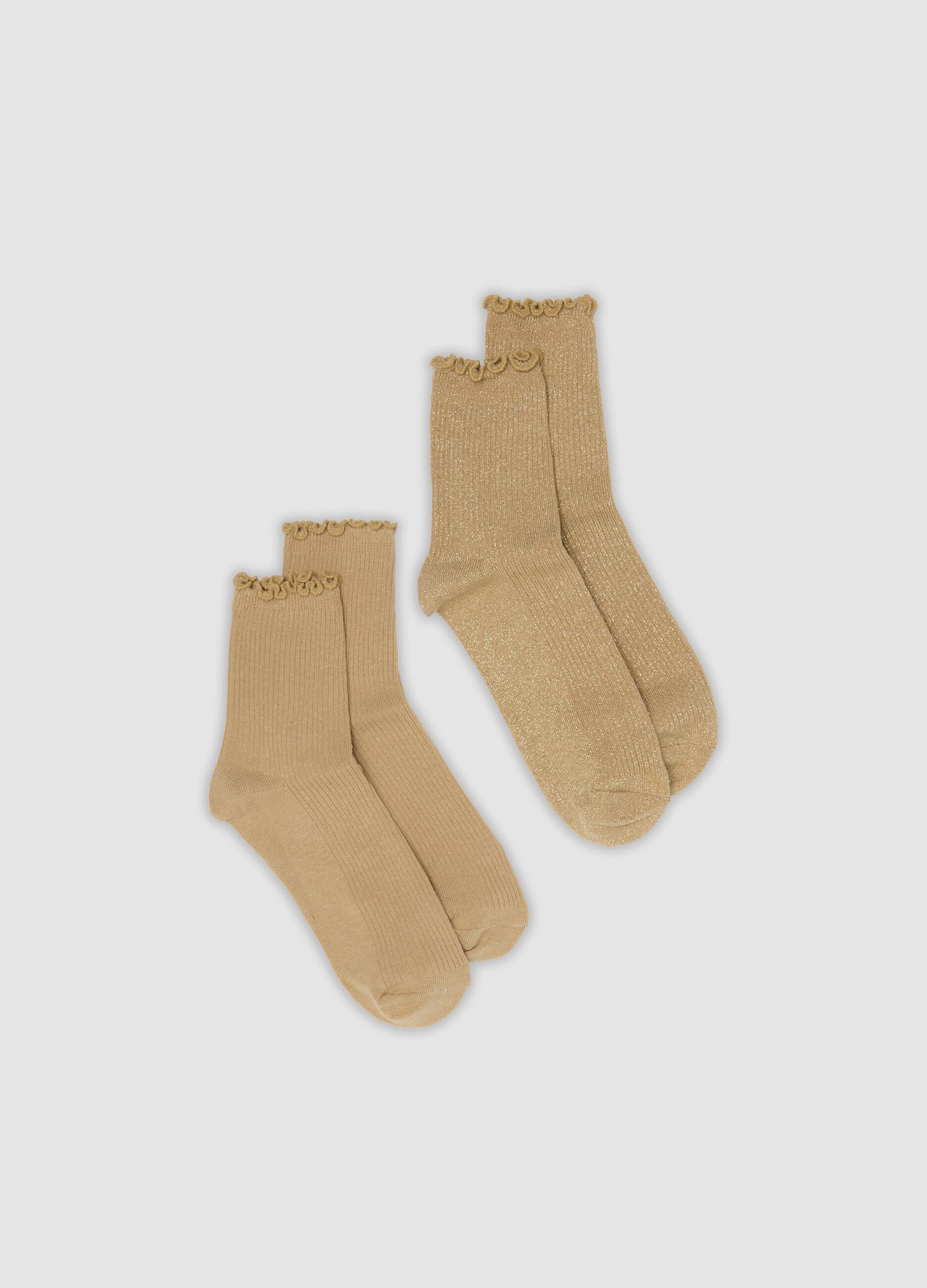 2-pack of beige stretch organic cotton socks with scalloped cuff