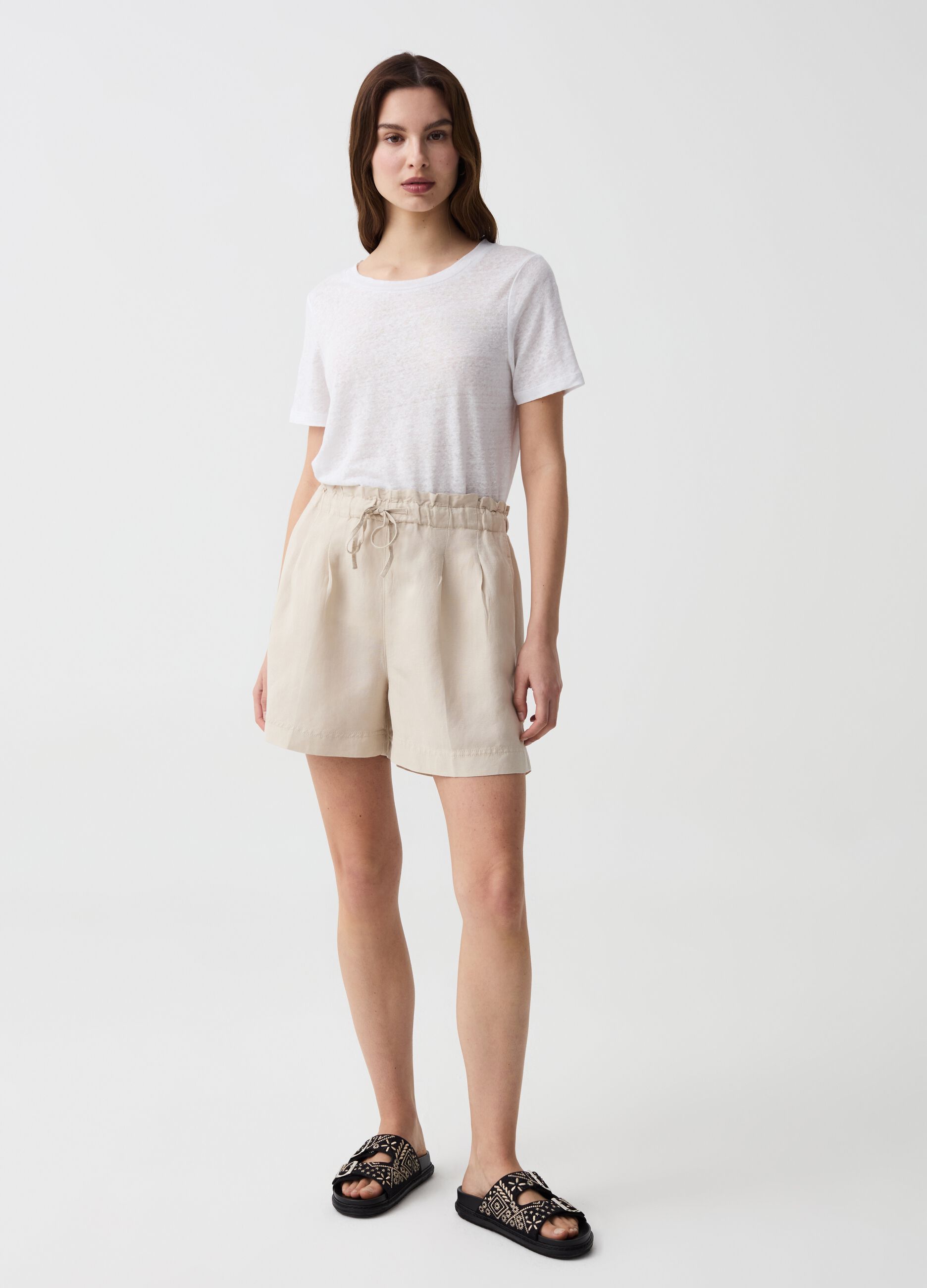 Linen T-shirt with round neck