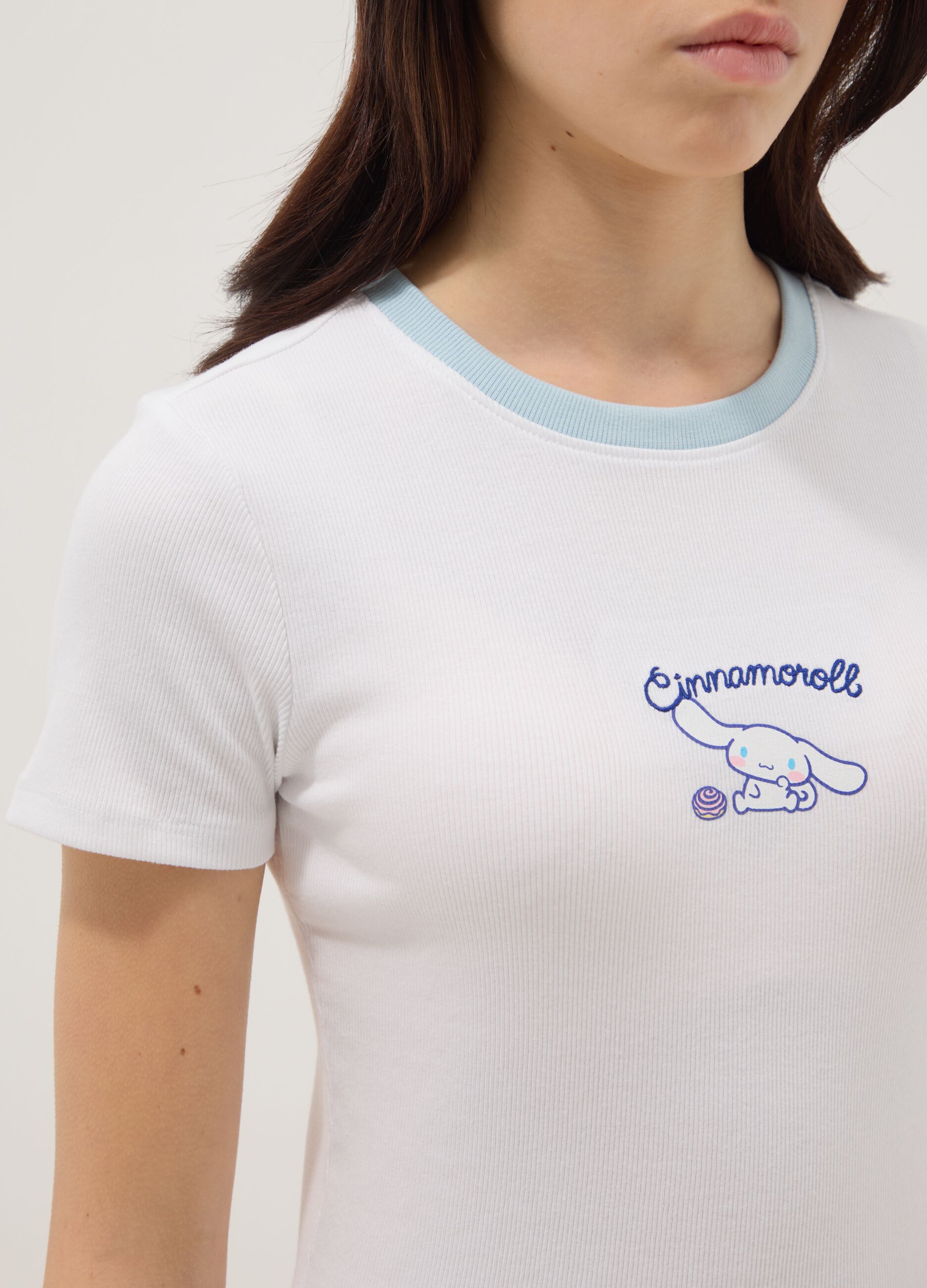 T-shirt fitted bianca in cotone elasticizzato da ragazza con ricamo