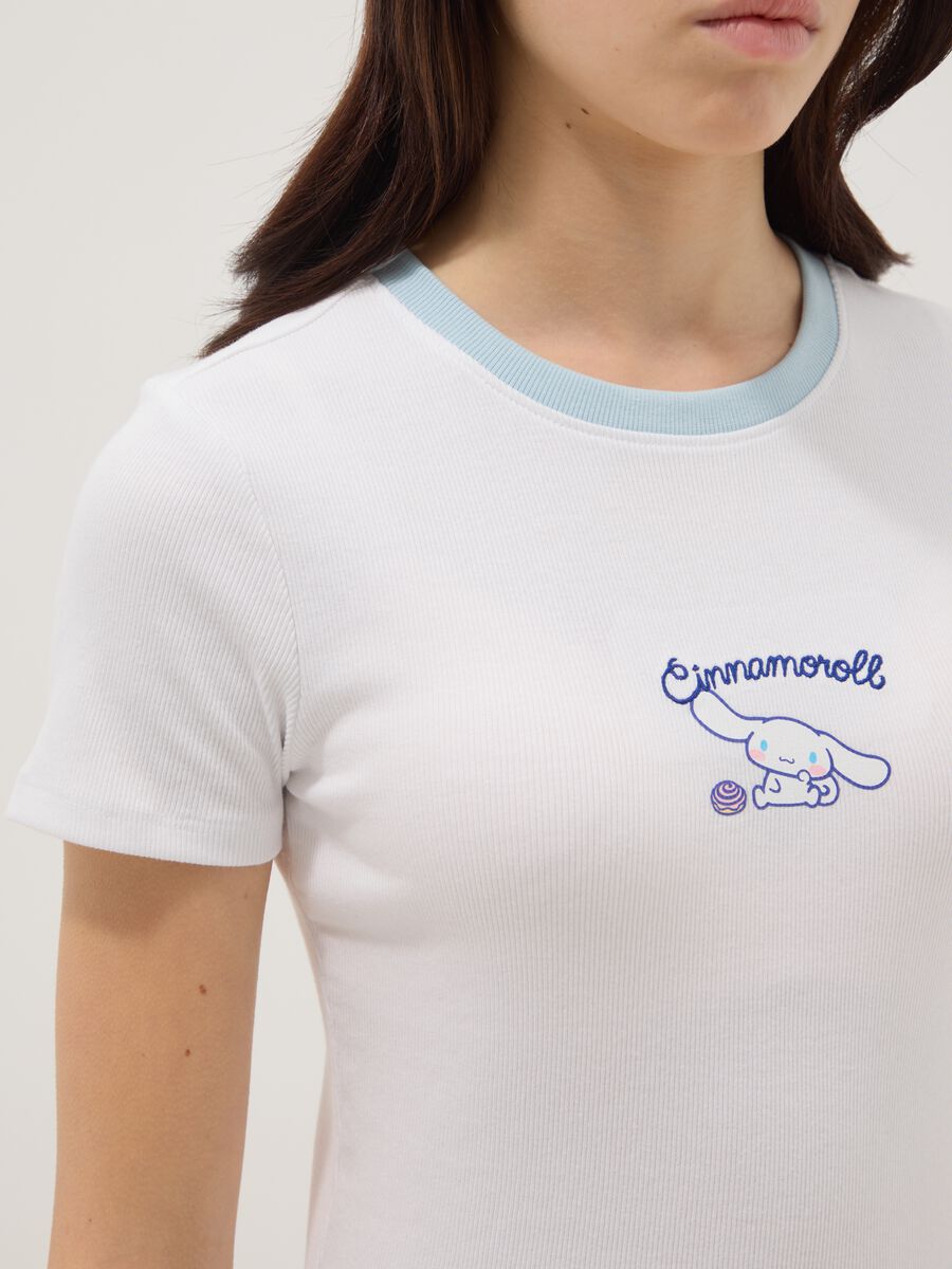 T-shirt fitted bianca in cotone elasticizzato da ragazza con ricamo_2