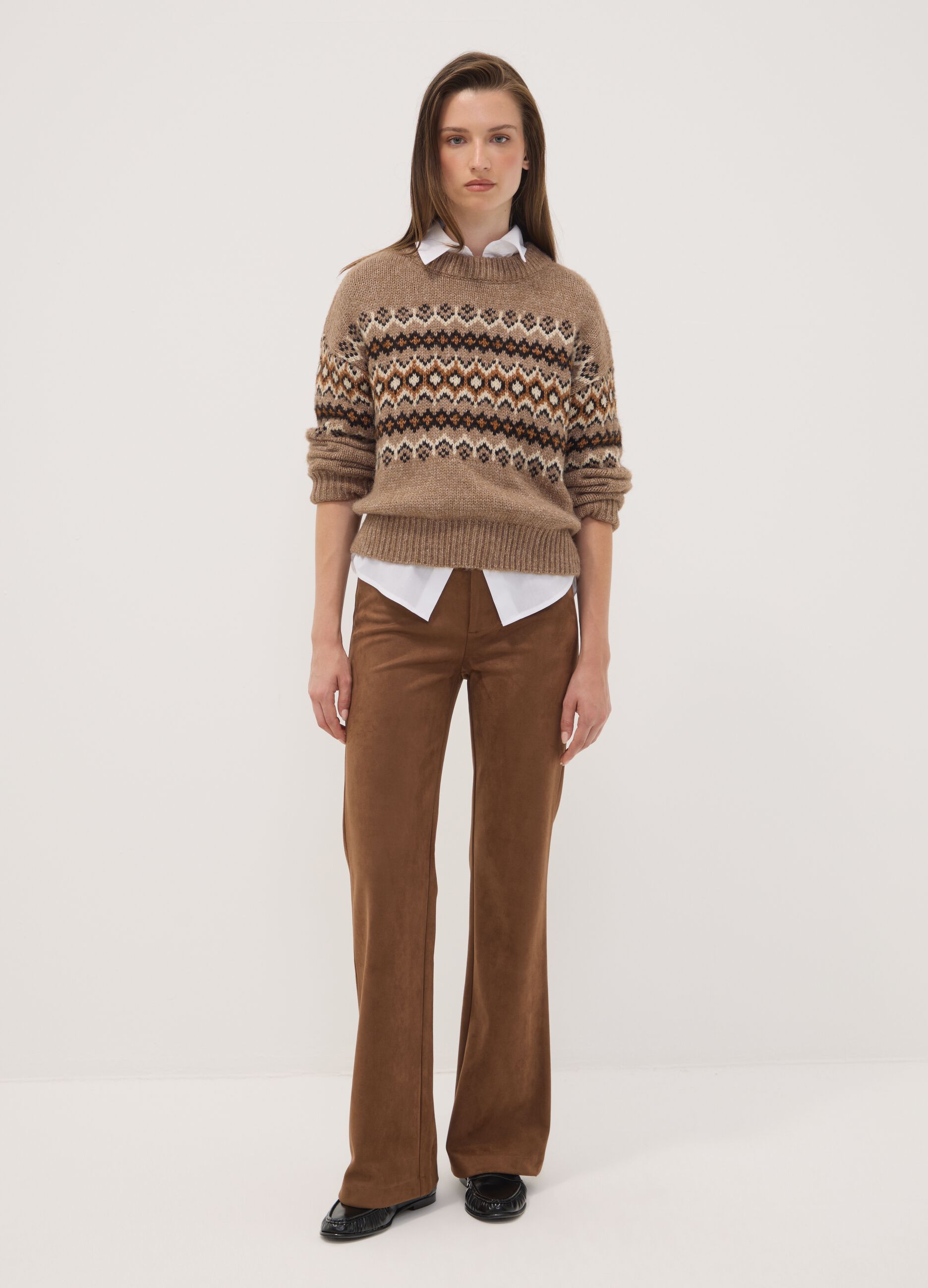 Pantaloni marroni flare in tessuto elasticizzato