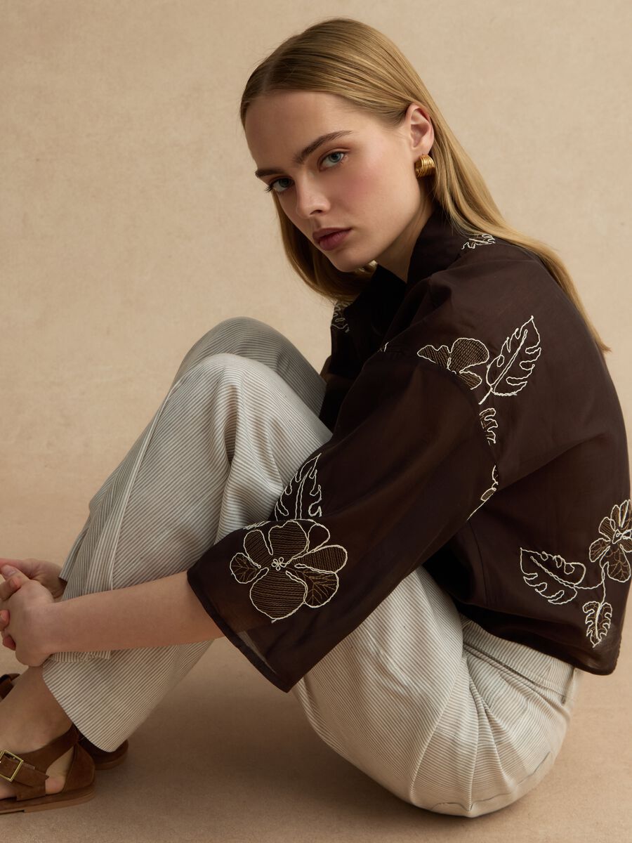 Camicia in misto lyocell marrone regular fit con ricami floreali_0