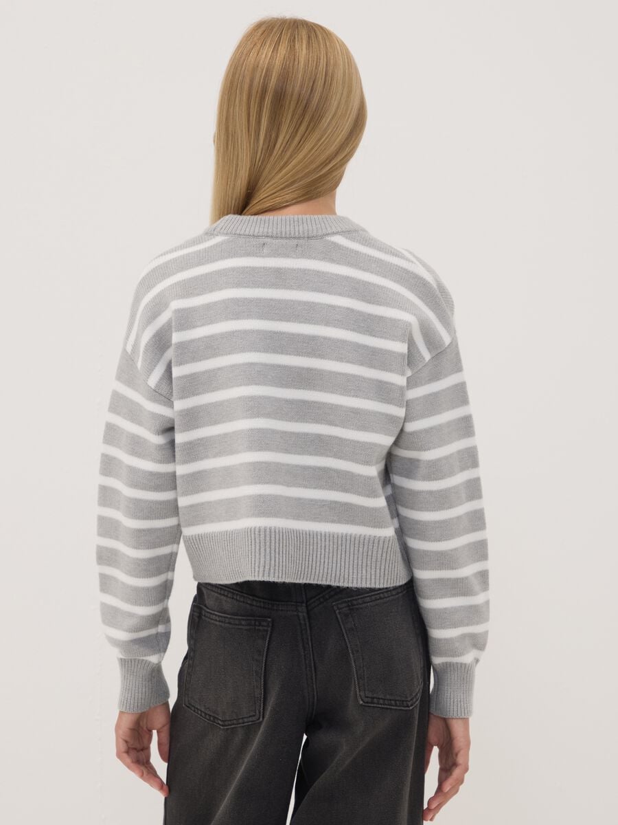 Maglia grigia in misto viscosa a righe con girocollo_2