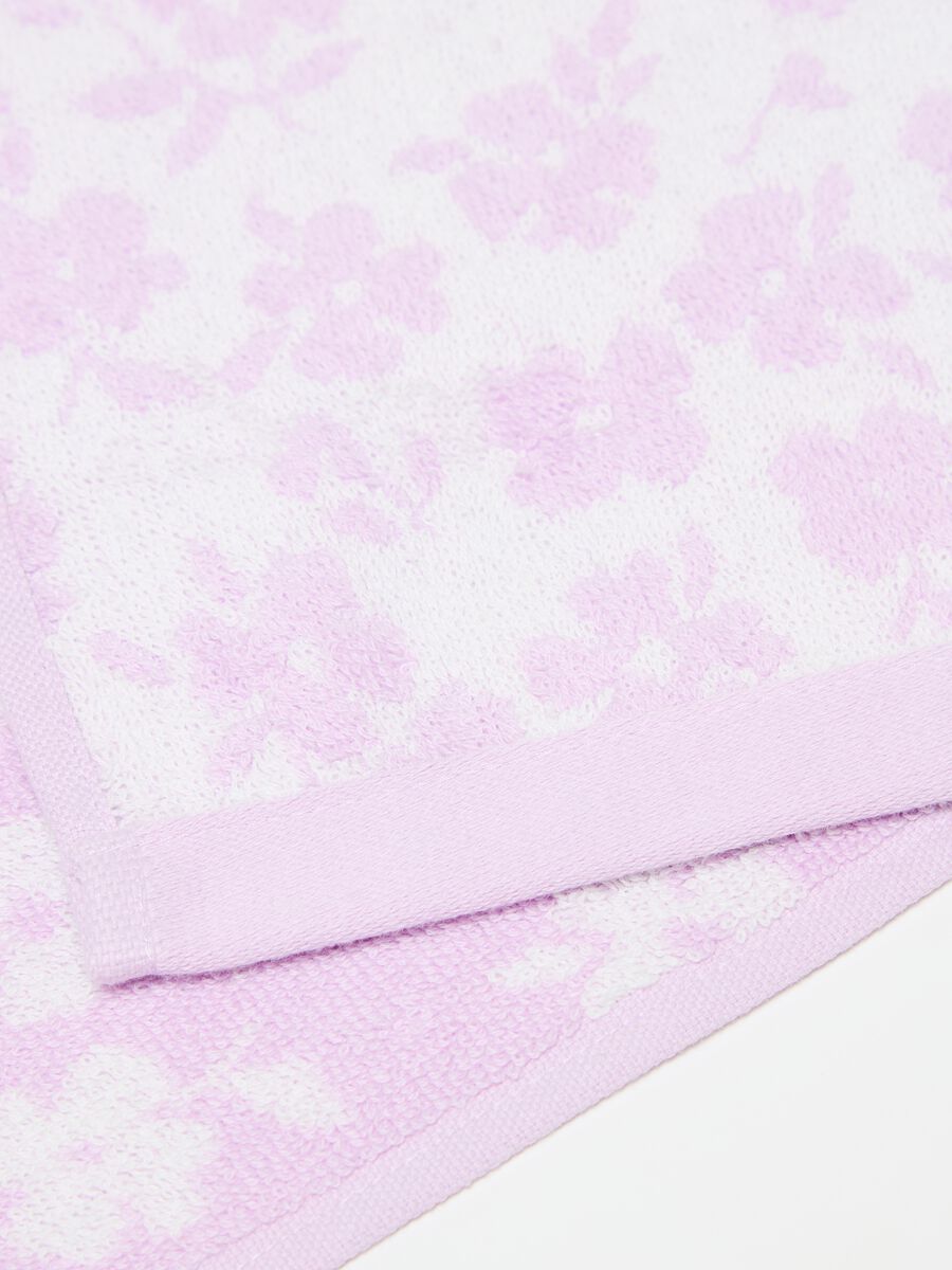 Guest towel with flowers pattern_2