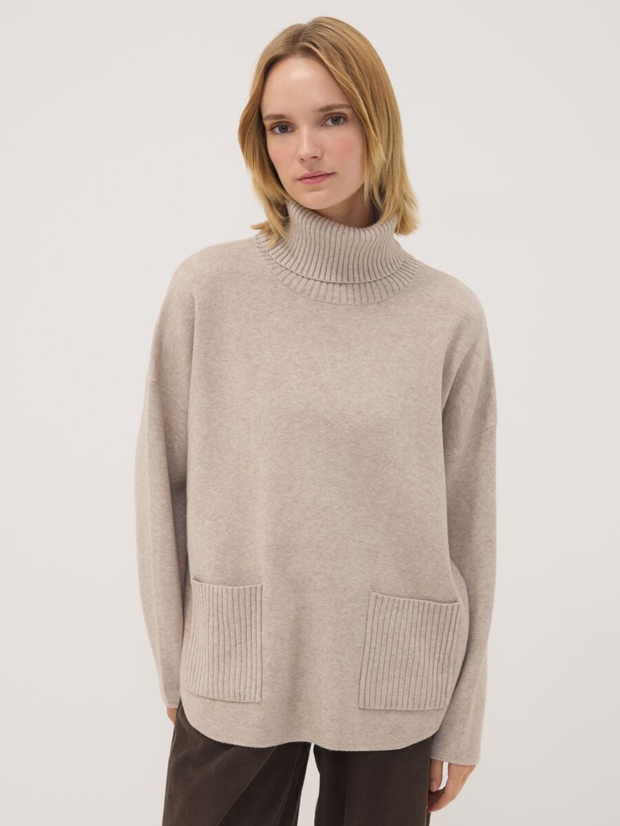 Maglia cammello in misto viscosa con collo alto a costine regular fit_0
