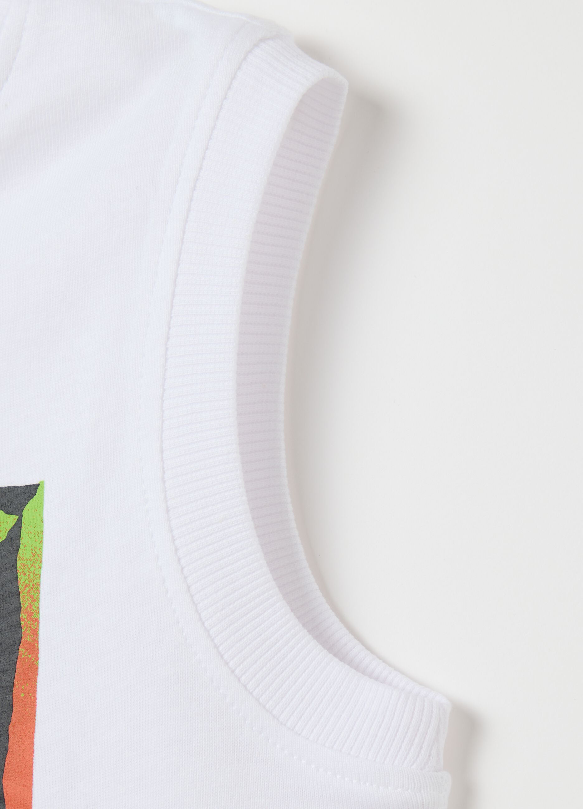 White vest with Maui print