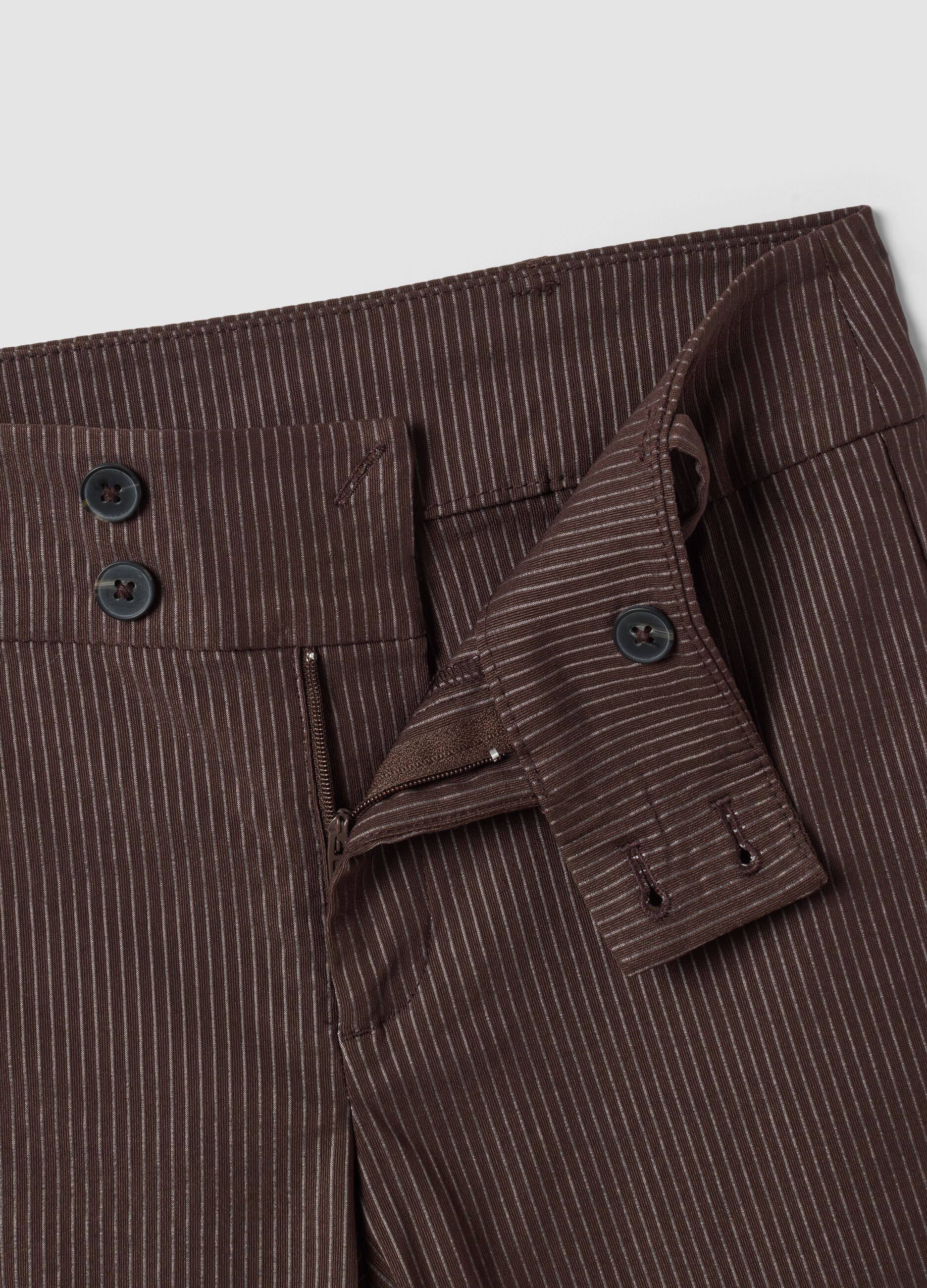 Pantaloni marroni flare in viscosa elasticizzata con fantasia gessata