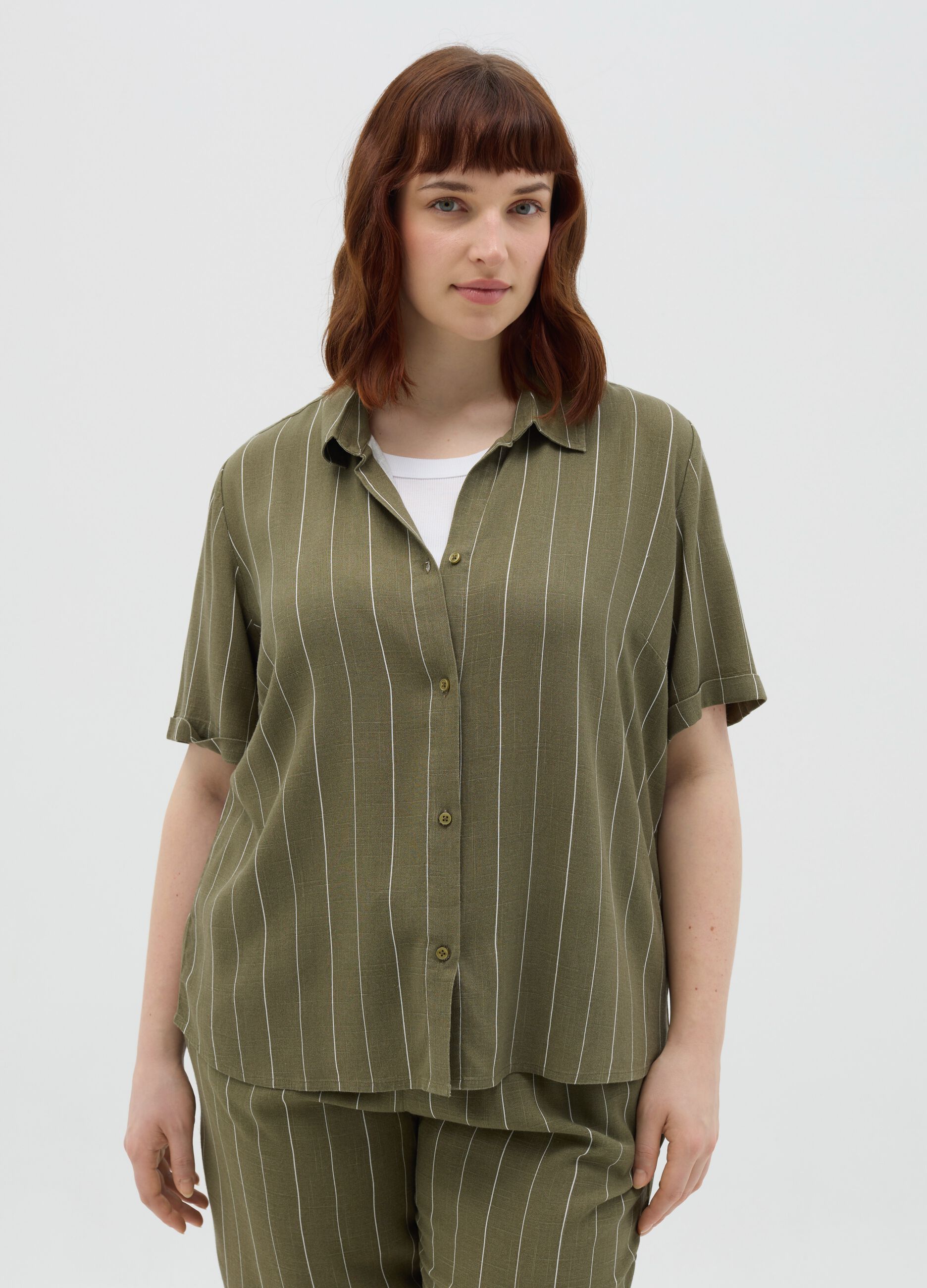 Curvy green pinstriped shirt in viscose and linen
