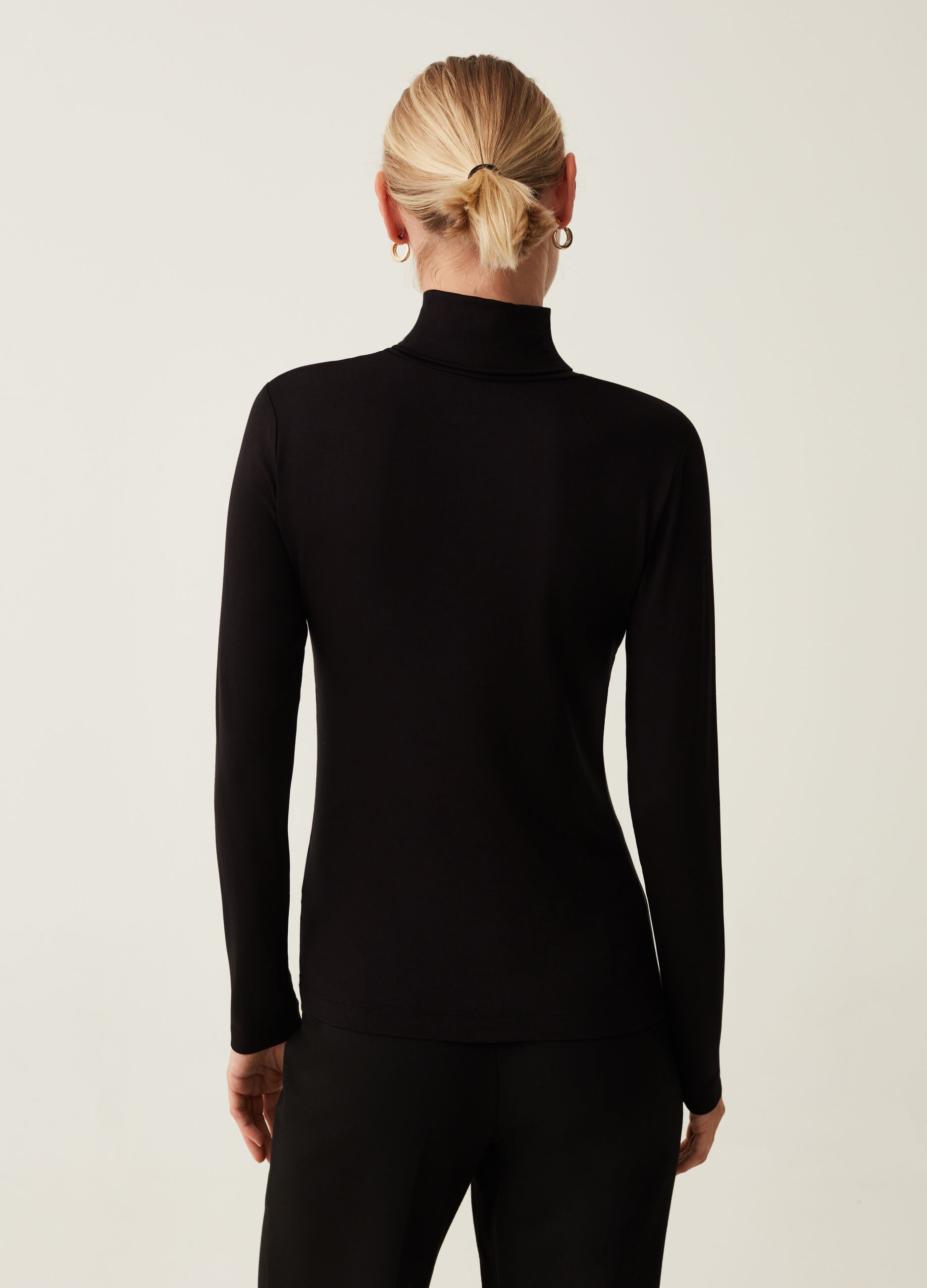 T-shirt a collo alto con maniche lunghe_2