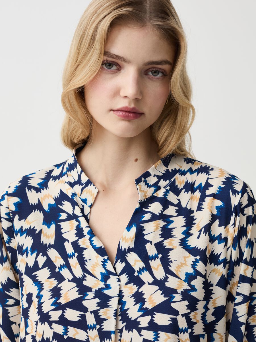 Printed blouse with V-neck_1
