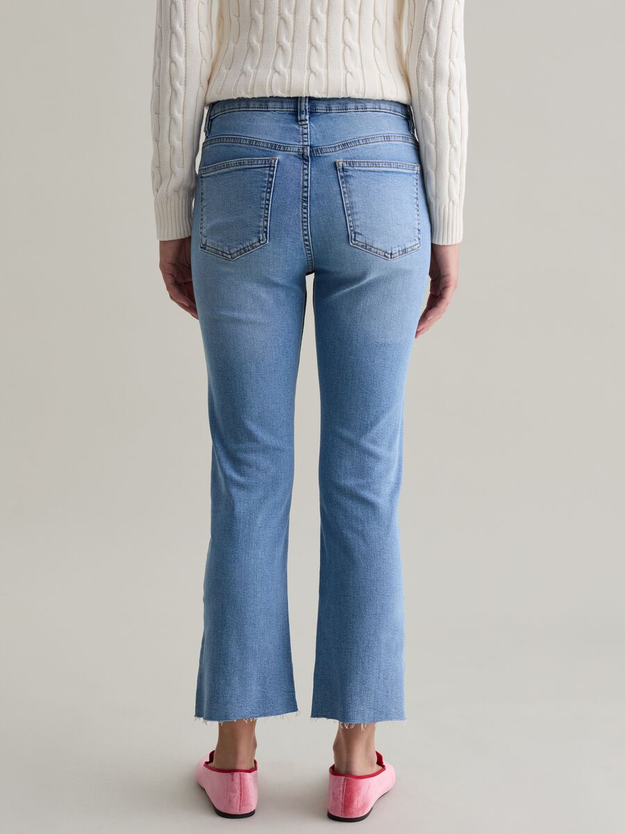 Jeans crop flare fit con orlo a vivo_2