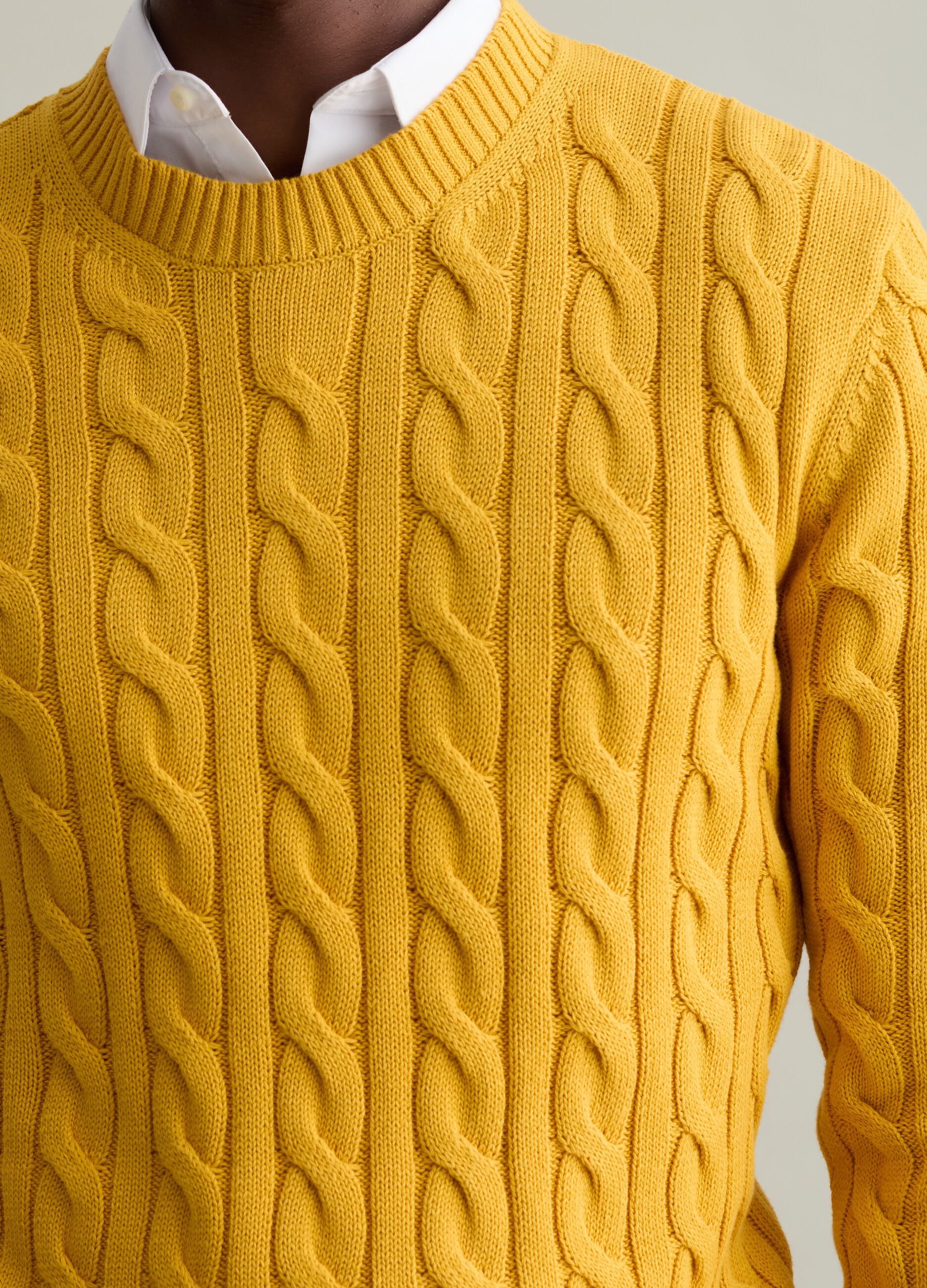 Pullover con lavorazione a treccia