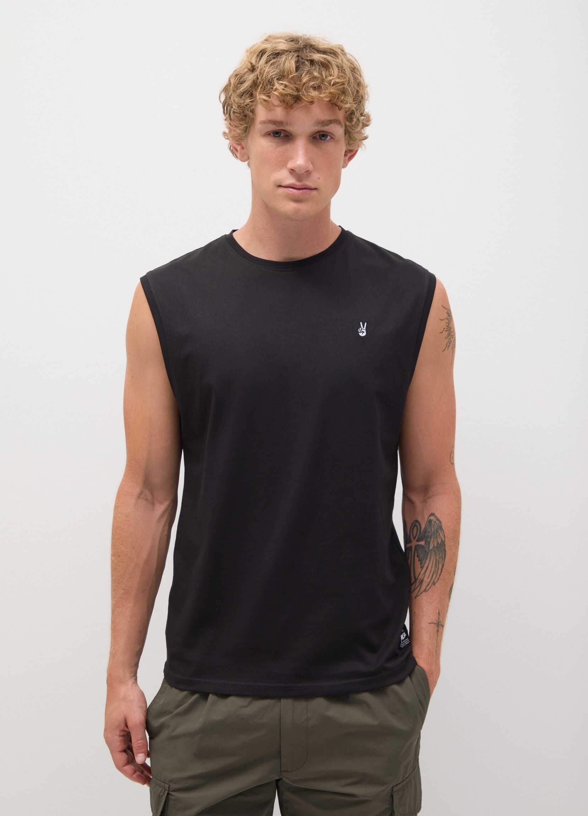 Men’s black regular-fit vest top in 100% cotton with embroidery