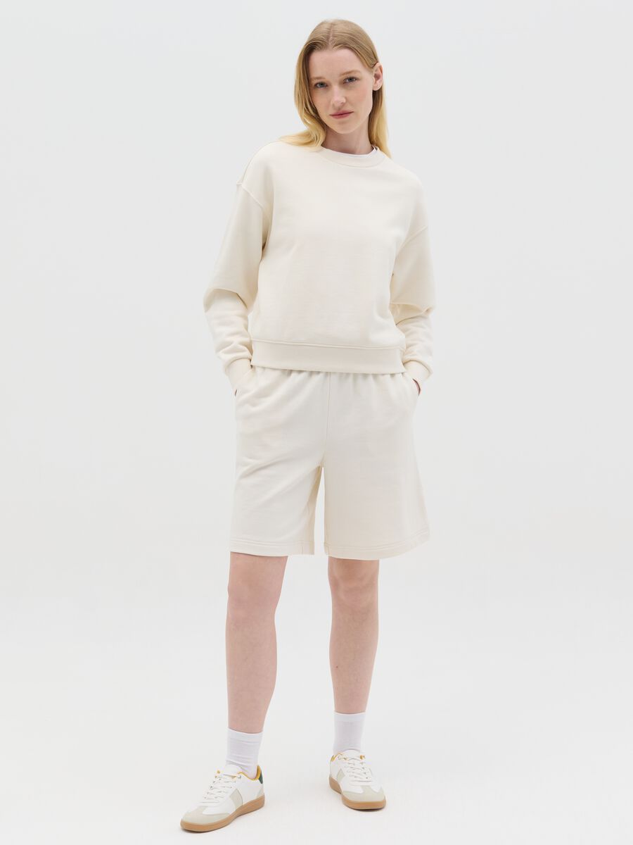 Essential sweatshirt with round neck_1