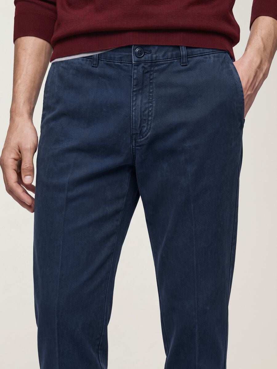 Pantaloni chino blu in puro cotone carrot fit_2